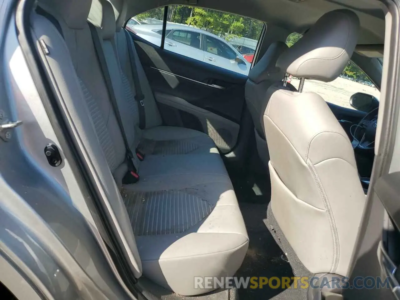 10 Photograph of a damaged car 4T1M11AK3LU396017 TOYOTA CAMRY 2020