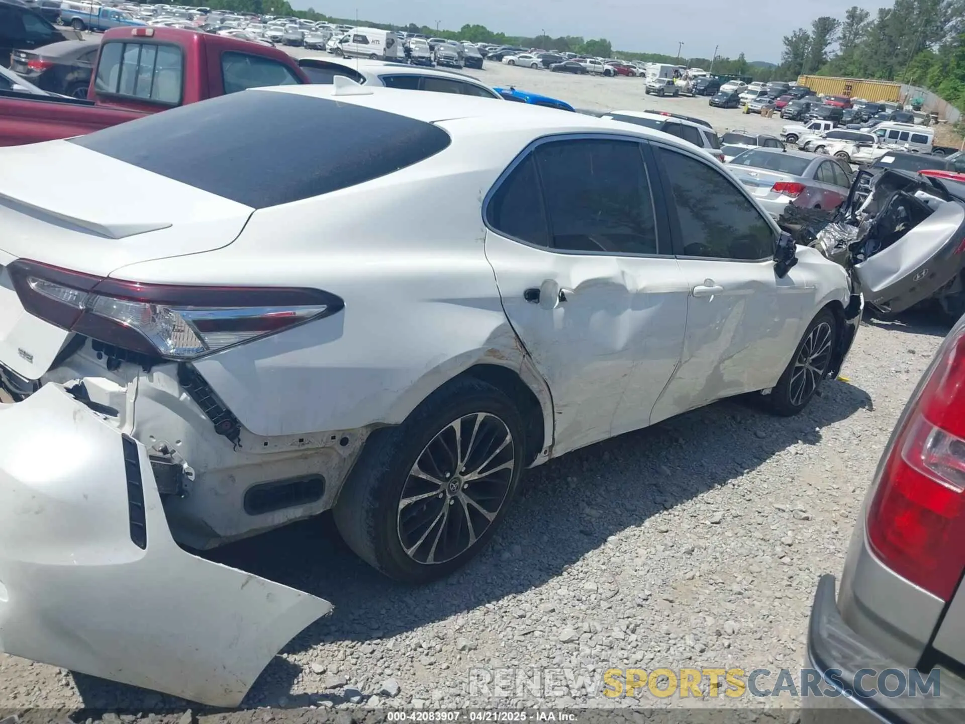 13 Photograph of a damaged car 4T1M11AK3LU862528 TOYOTA CAMRY 2020