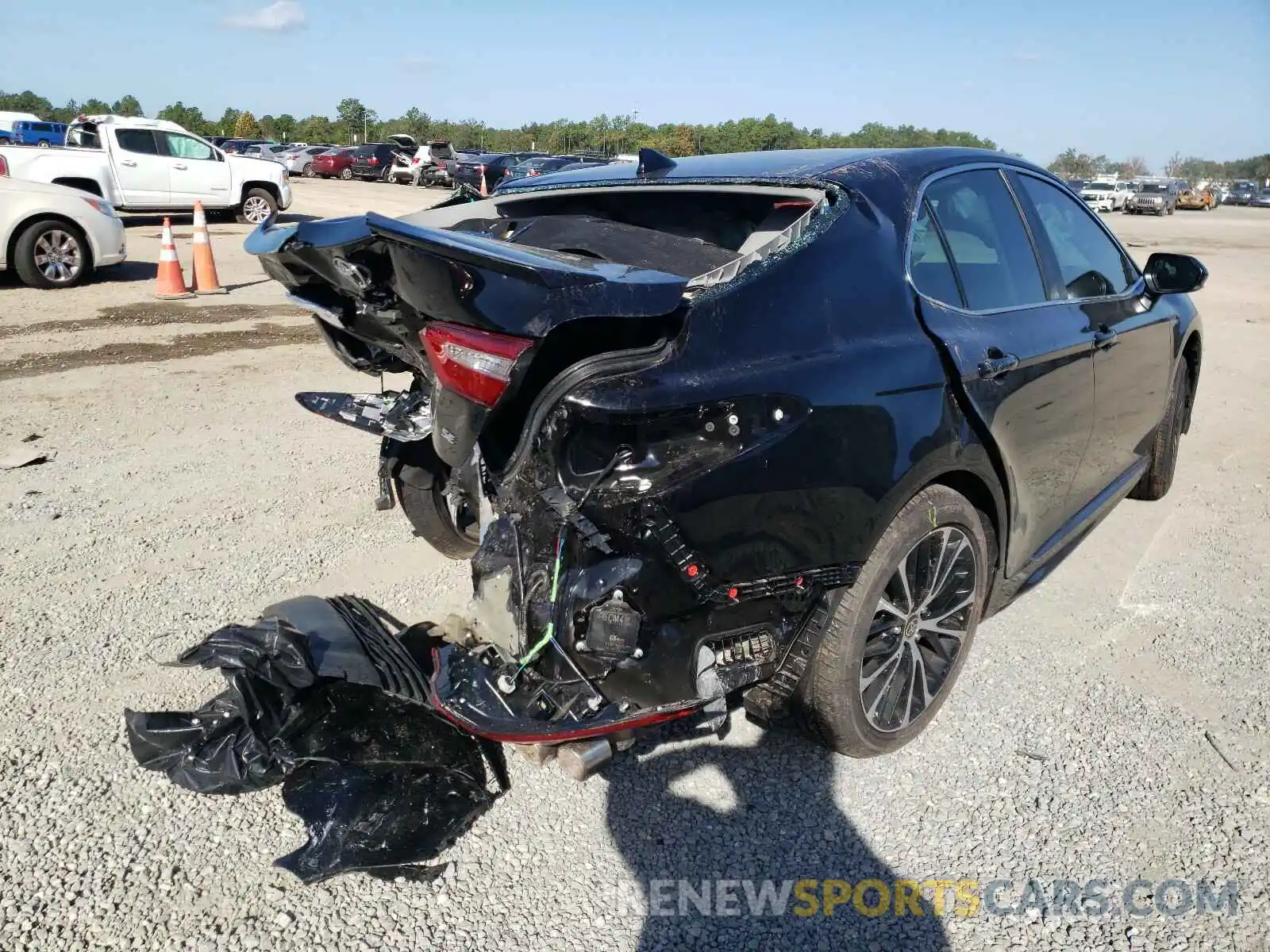 4 Photograph of a damaged car 4T1M11AK3LU952164 TOYOTA CAMRY 2020