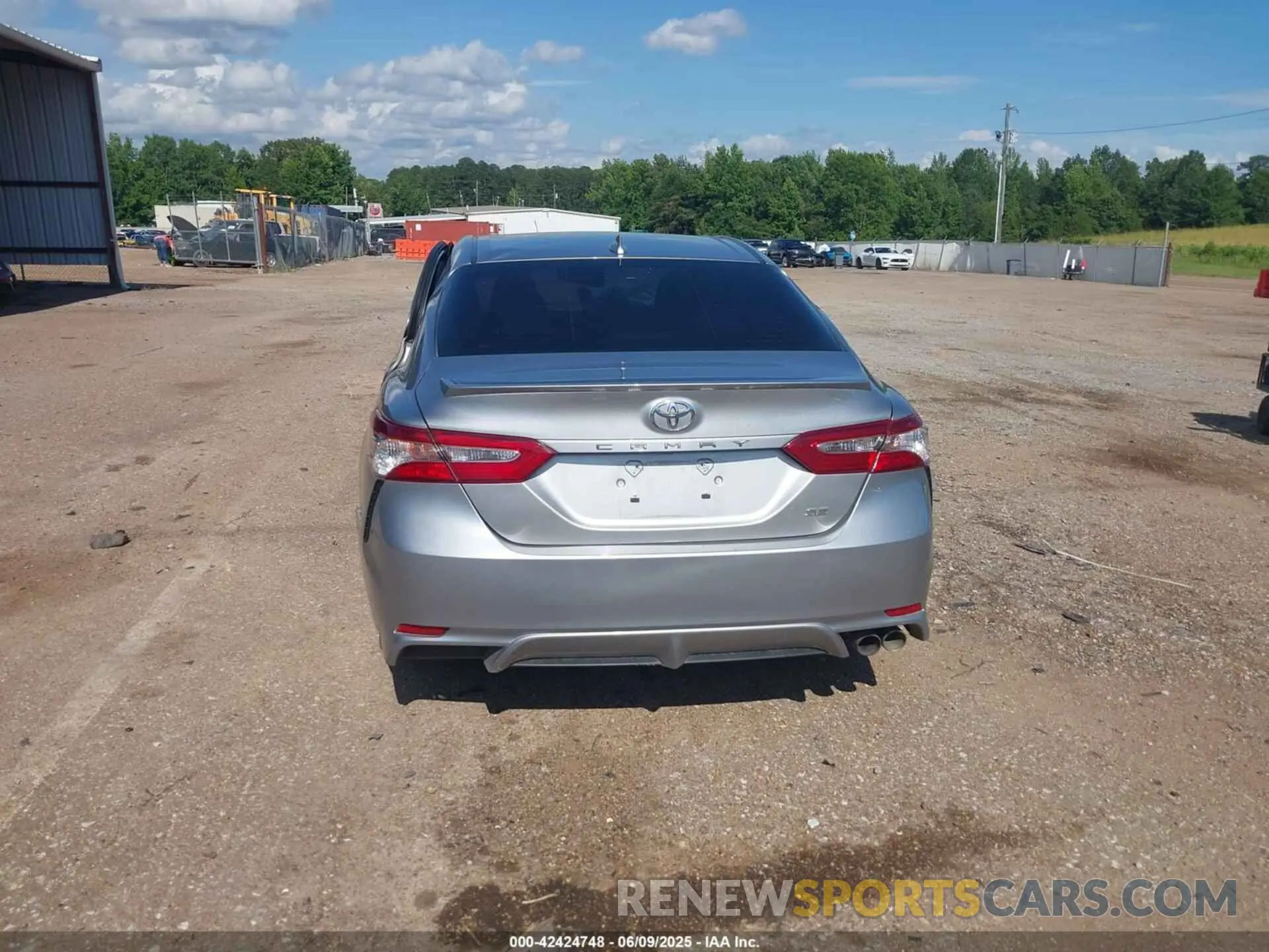 15 Photograph of a damaged car 4T1M11AK3LU988453 TOYOTA CAMRY 2020