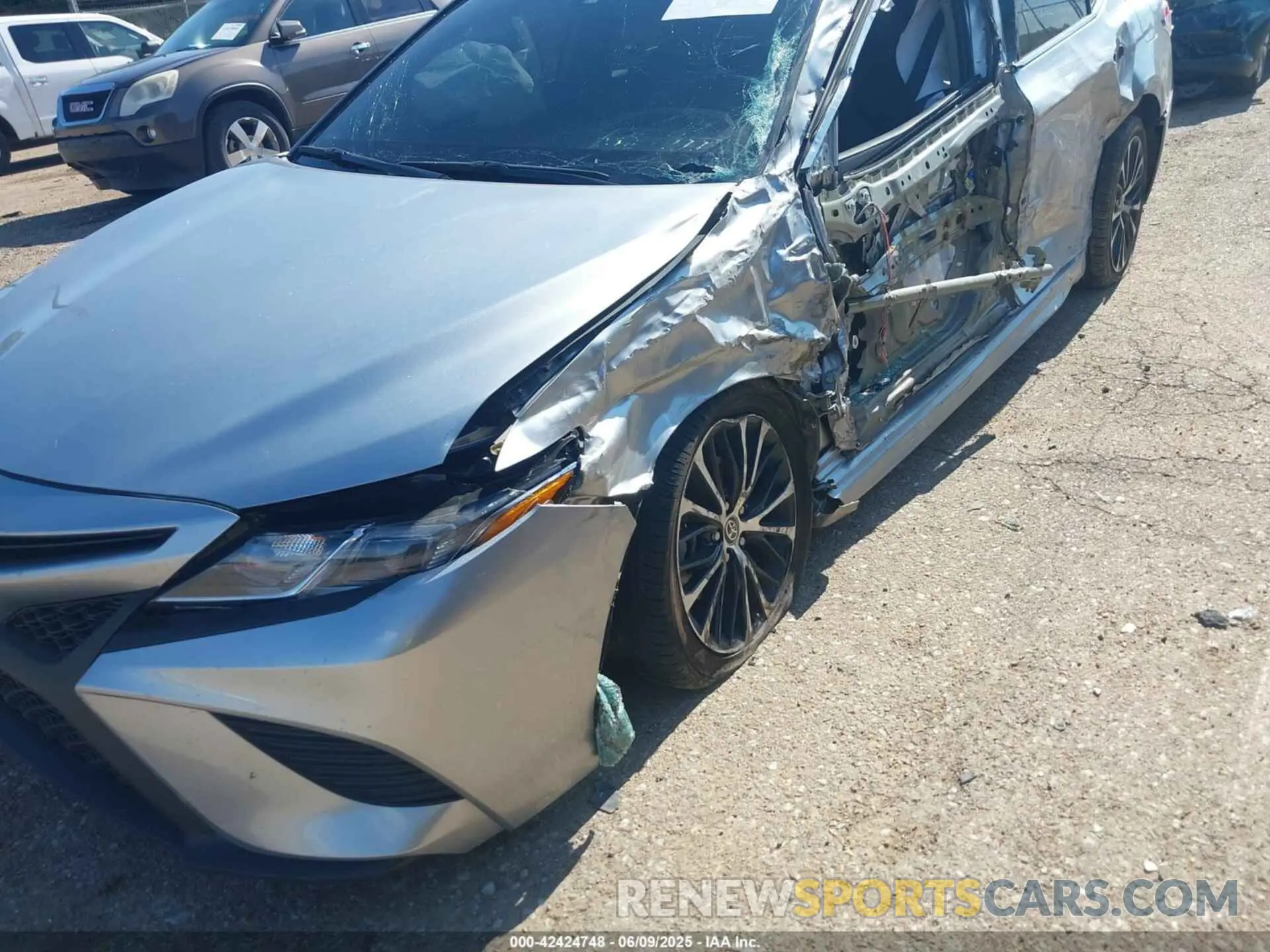 16 Photograph of a damaged car 4T1M11AK3LU988453 TOYOTA CAMRY 2020