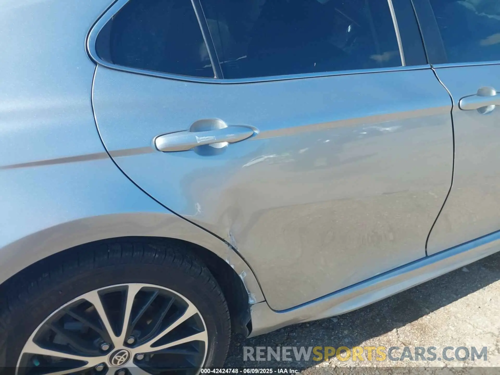 17 Photograph of a damaged car 4T1M11AK3LU988453 TOYOTA CAMRY 2020
