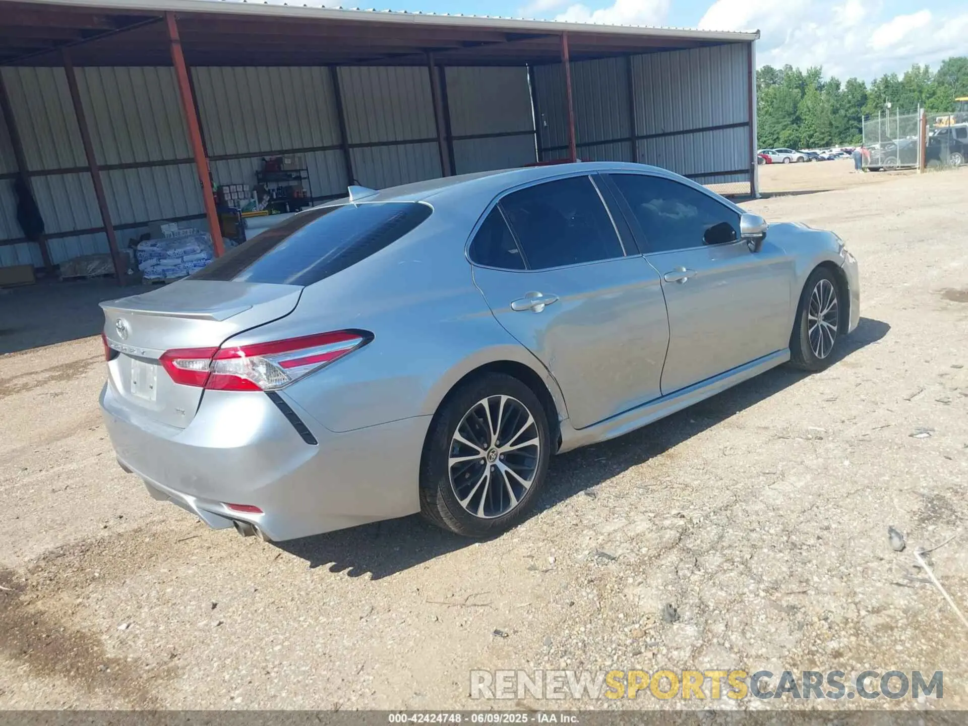 4 Photograph of a damaged car 4T1M11AK3LU988453 TOYOTA CAMRY 2020