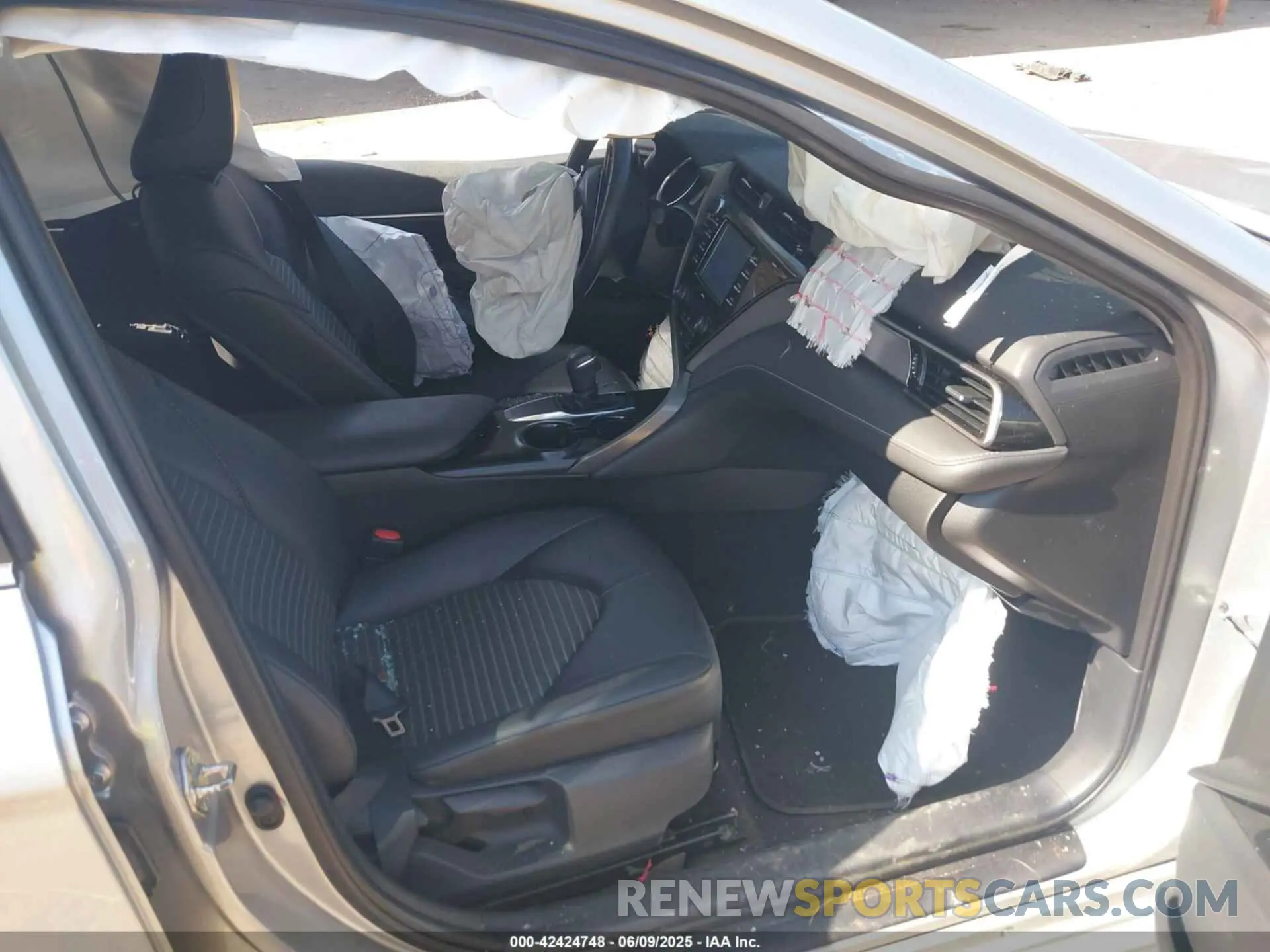 5 Photograph of a damaged car 4T1M11AK3LU988453 TOYOTA CAMRY 2020