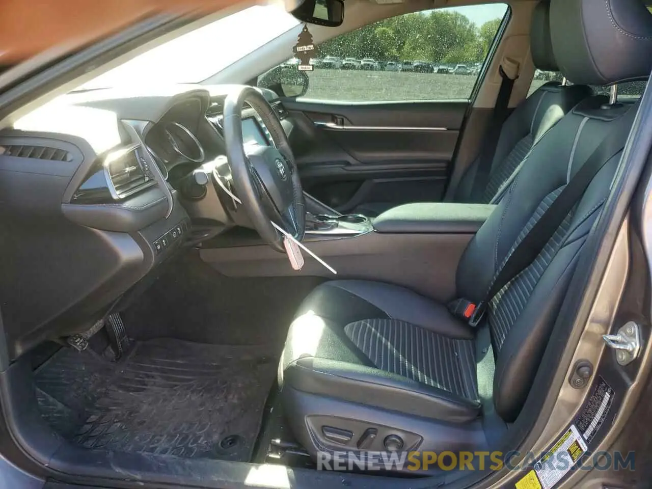 7 Photograph of a damaged car 4T1M11AK4LU401533 TOYOTA CAMRY 2020