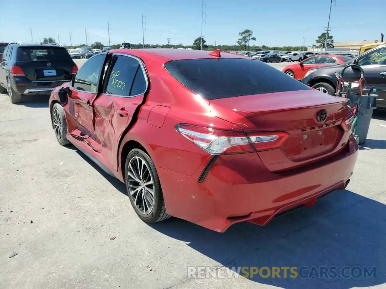 10 Photograph of a damaged car 4T1M11AK5LU390283 TOYOTA CAMRY 2020