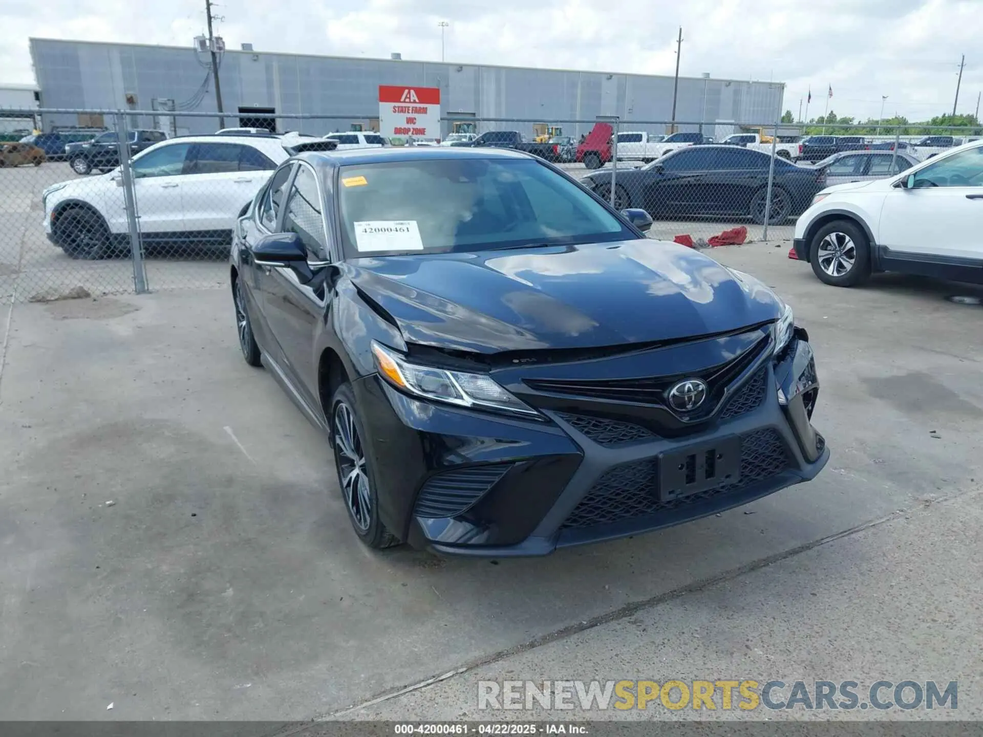 1 Photograph of a damaged car 4T1M11AK5LU399565 TOYOTA CAMRY 2020