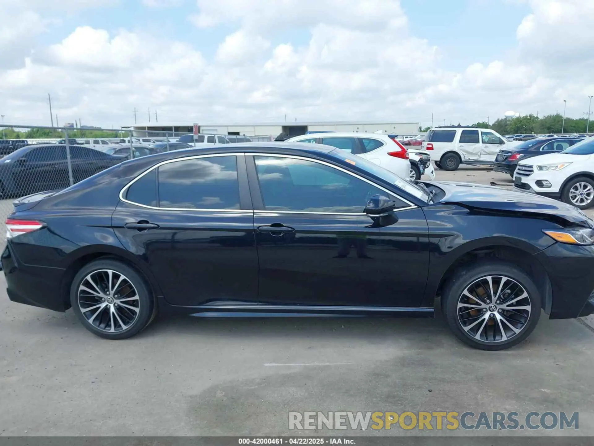 14 Photograph of a damaged car 4T1M11AK5LU399565 TOYOTA CAMRY 2020
