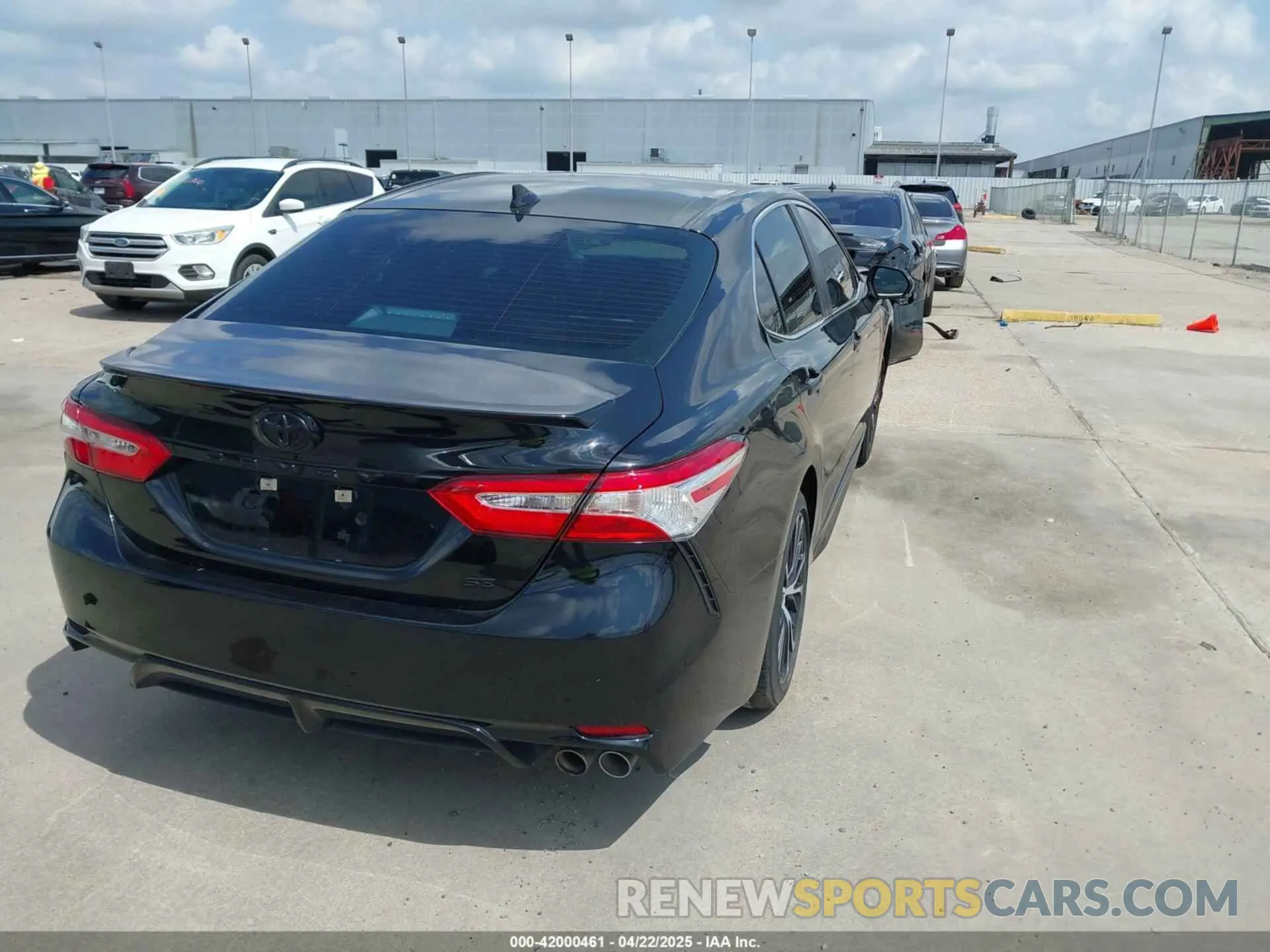 4 Photograph of a damaged car 4T1M11AK5LU399565 TOYOTA CAMRY 2020