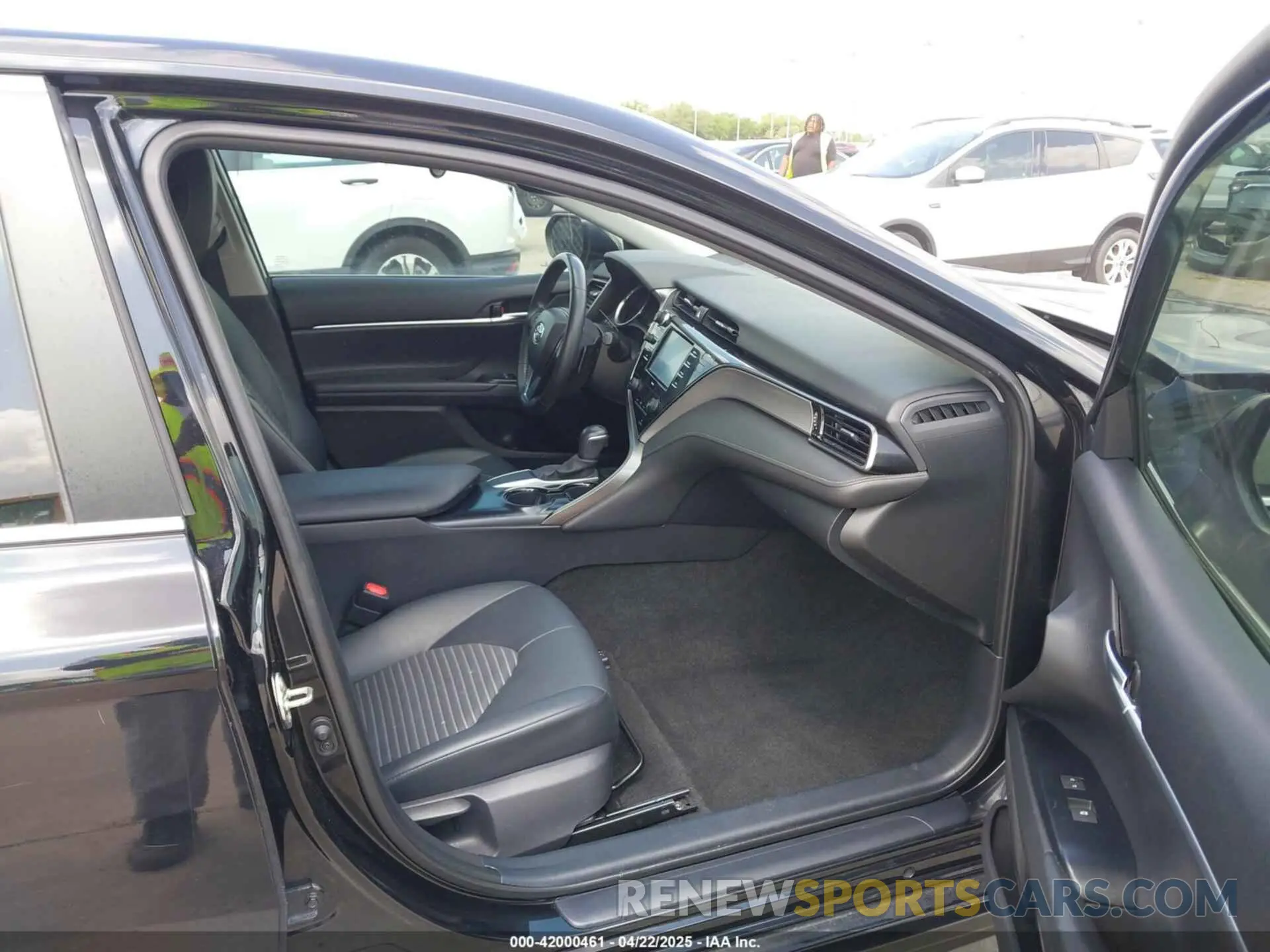 5 Photograph of a damaged car 4T1M11AK5LU399565 TOYOTA CAMRY 2020