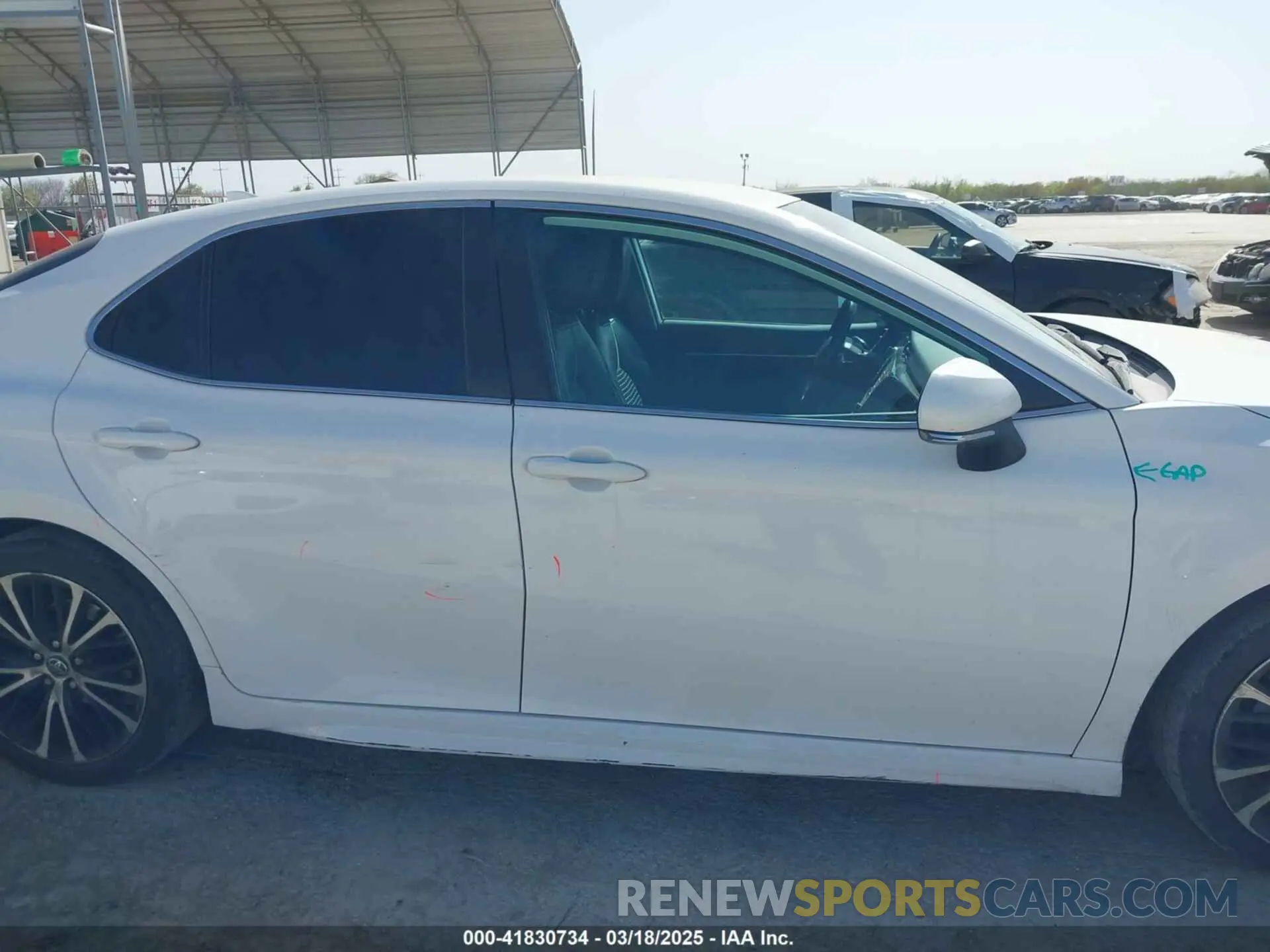 14 Photograph of a damaged car 4T1M11AK5LU901118 TOYOTA CAMRY 2020