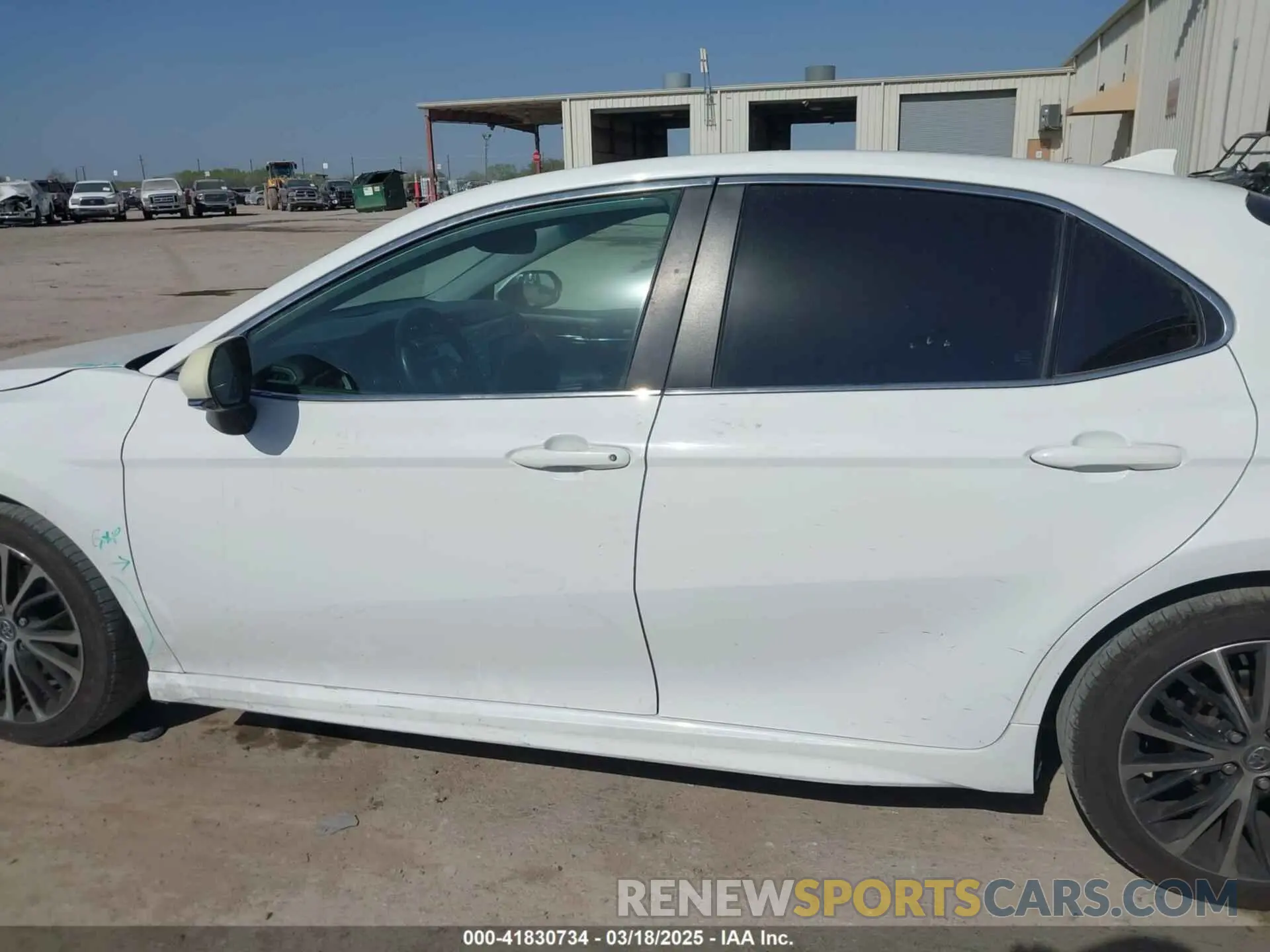 15 Photograph of a damaged car 4T1M11AK5LU901118 TOYOTA CAMRY 2020