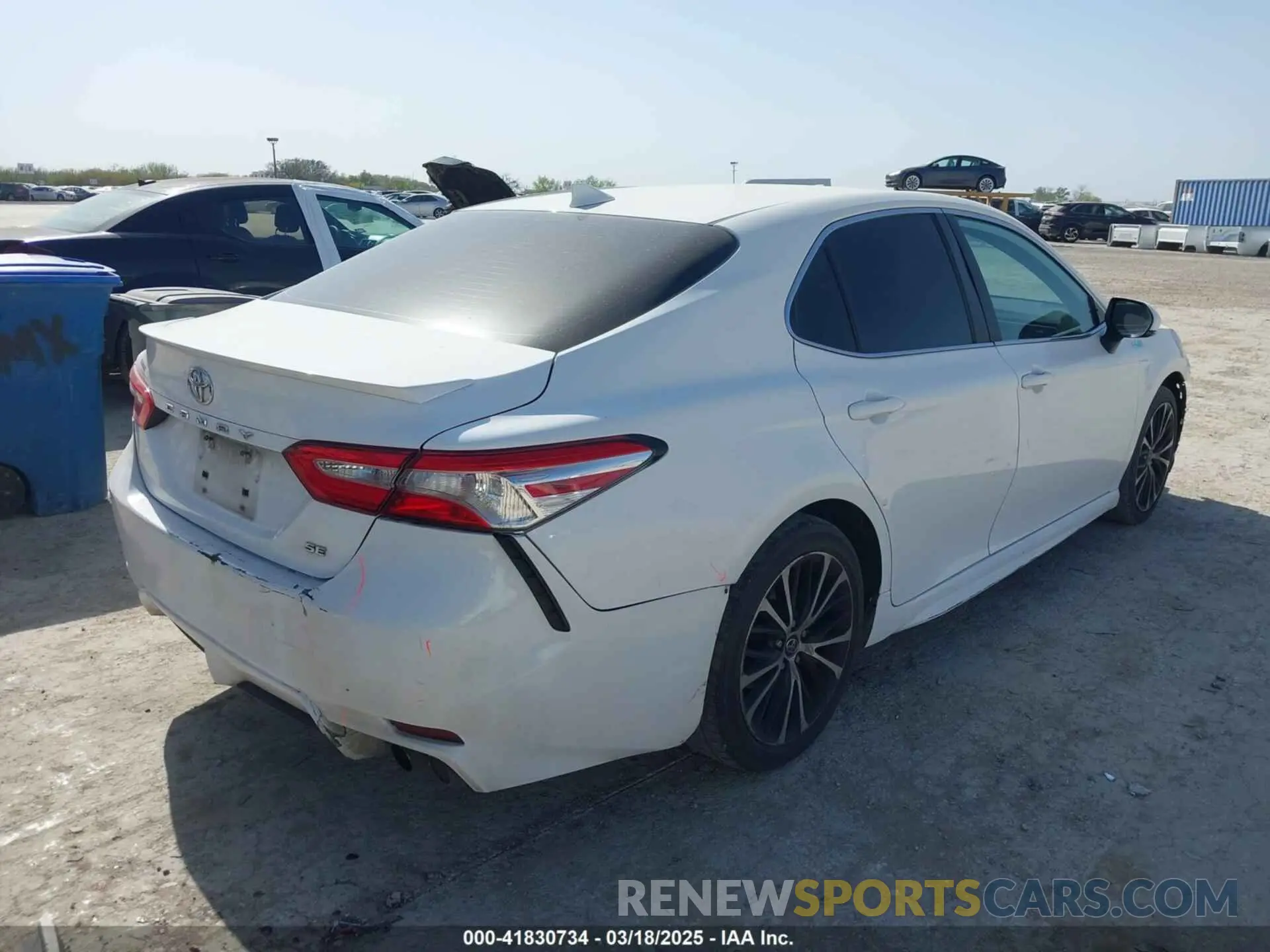 4 Photograph of a damaged car 4T1M11AK5LU901118 TOYOTA CAMRY 2020
