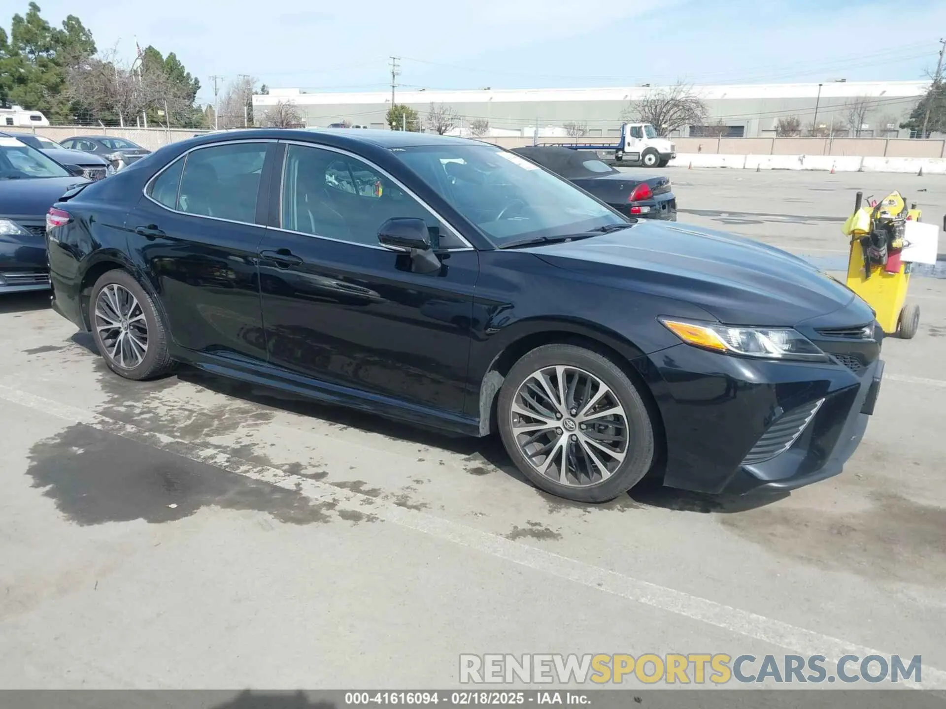1 Photograph of a damaged car 4T1M11AK5LU923801 TOYOTA CAMRY 2020
