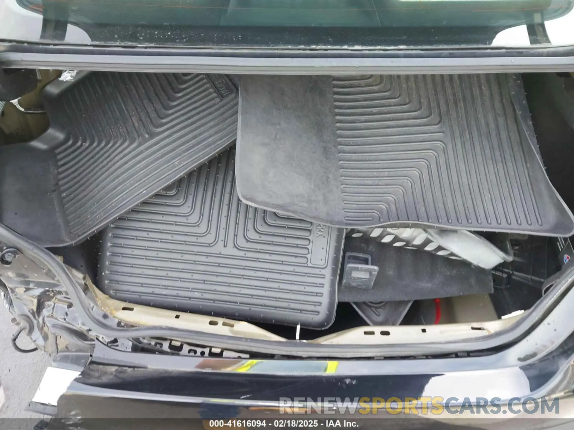 12 Photograph of a damaged car 4T1M11AK5LU923801 TOYOTA CAMRY 2020
