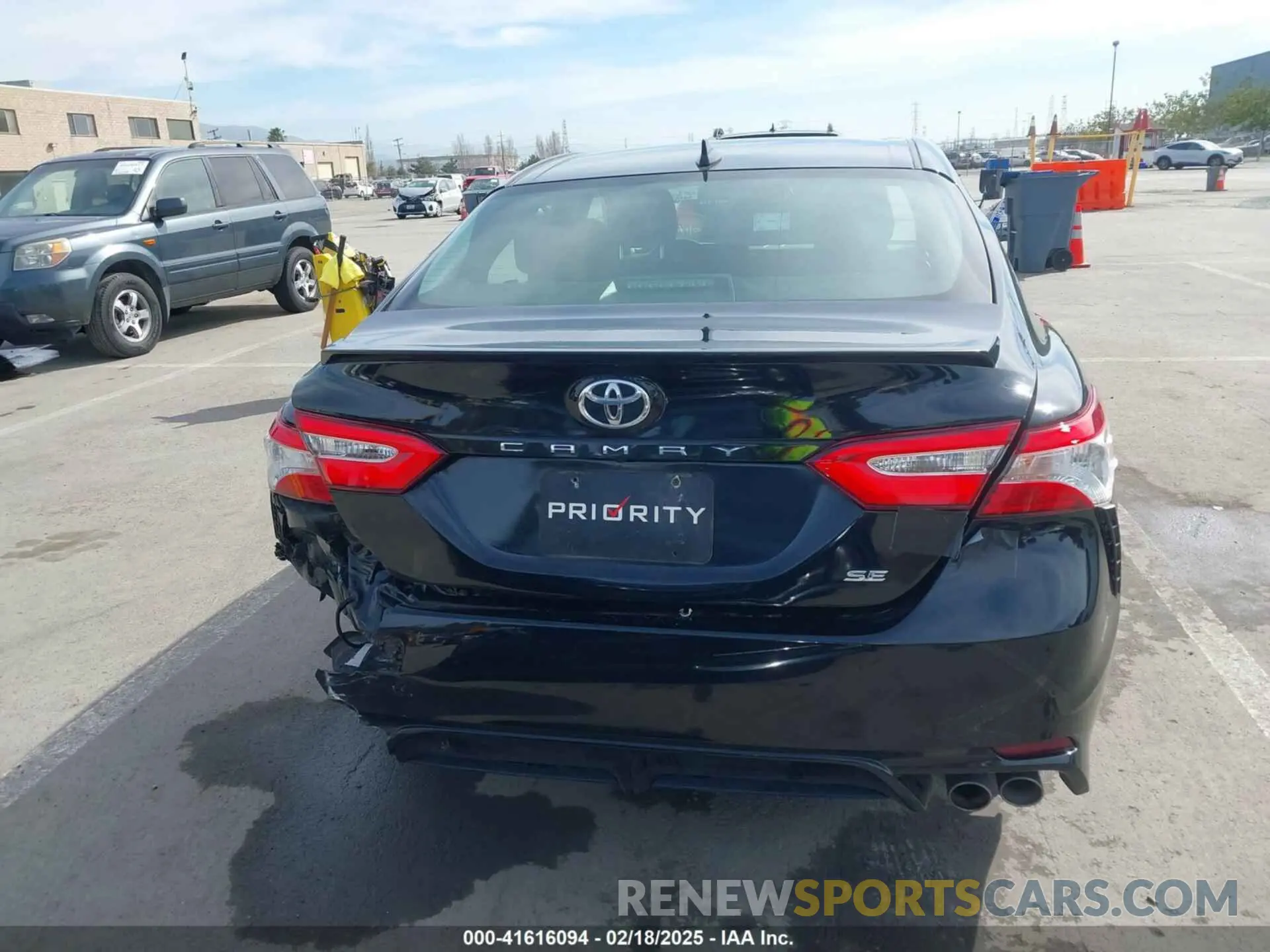 17 Photograph of a damaged car 4T1M11AK5LU923801 TOYOTA CAMRY 2020