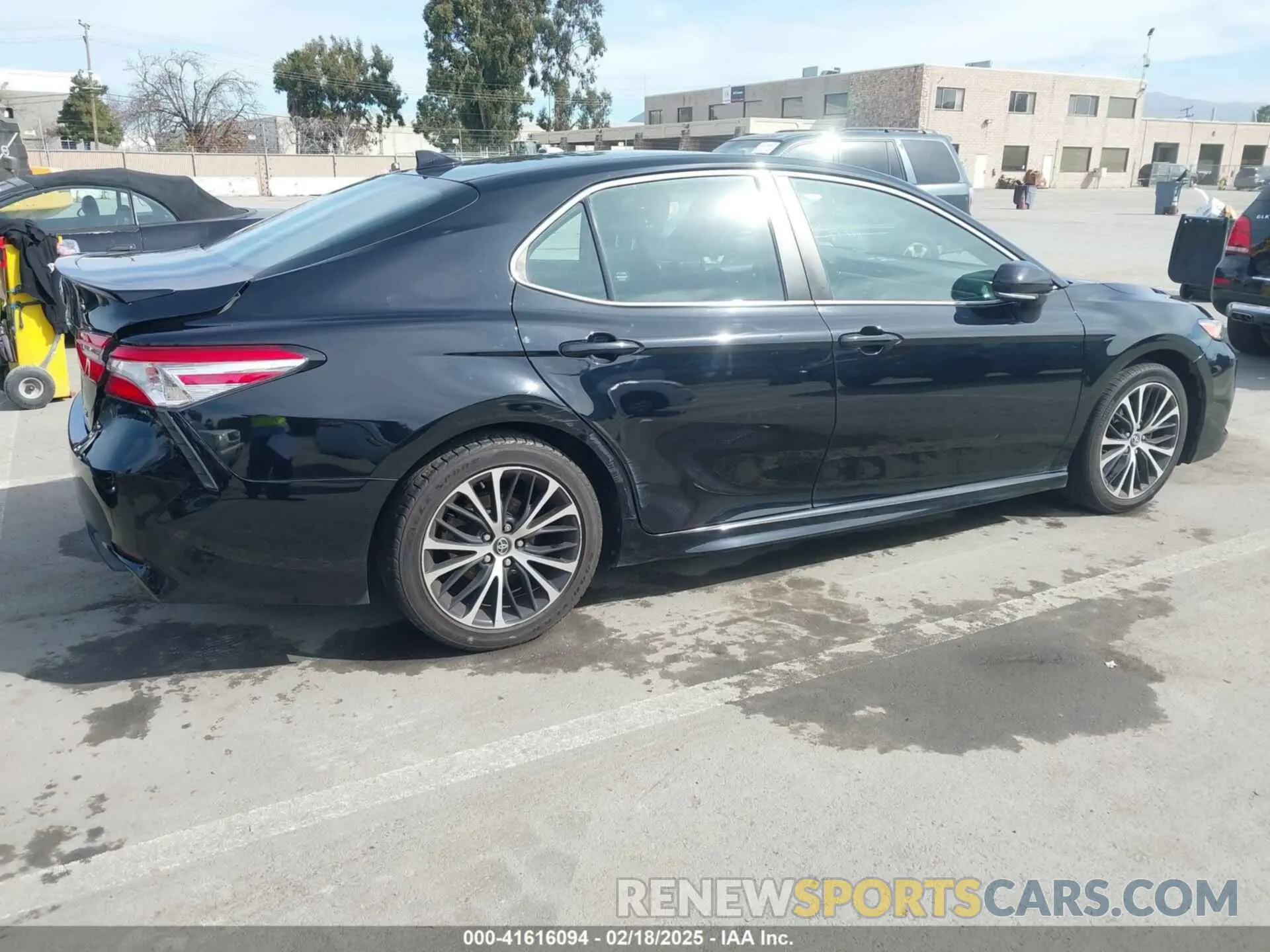4 Photograph of a damaged car 4T1M11AK5LU923801 TOYOTA CAMRY 2020