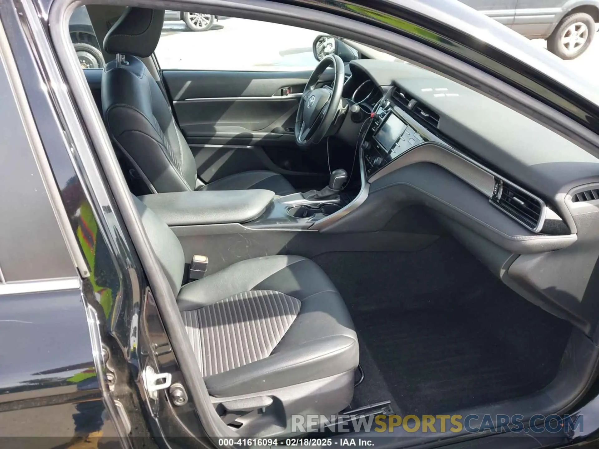 5 Photograph of a damaged car 4T1M11AK5LU923801 TOYOTA CAMRY 2020