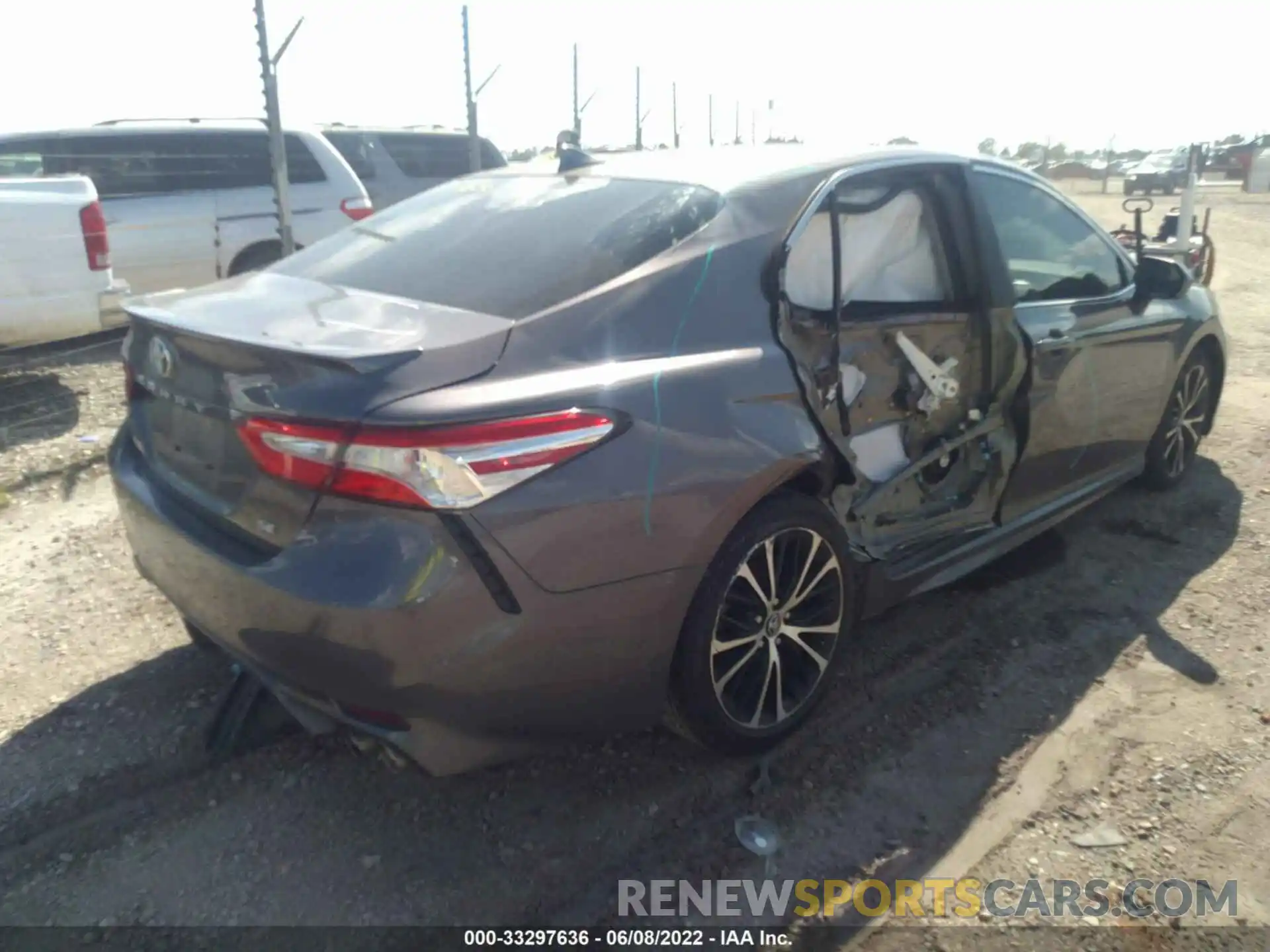 4 Photograph of a damaged car 4T1M11AK6LU356515 TOYOTA CAMRY 2020