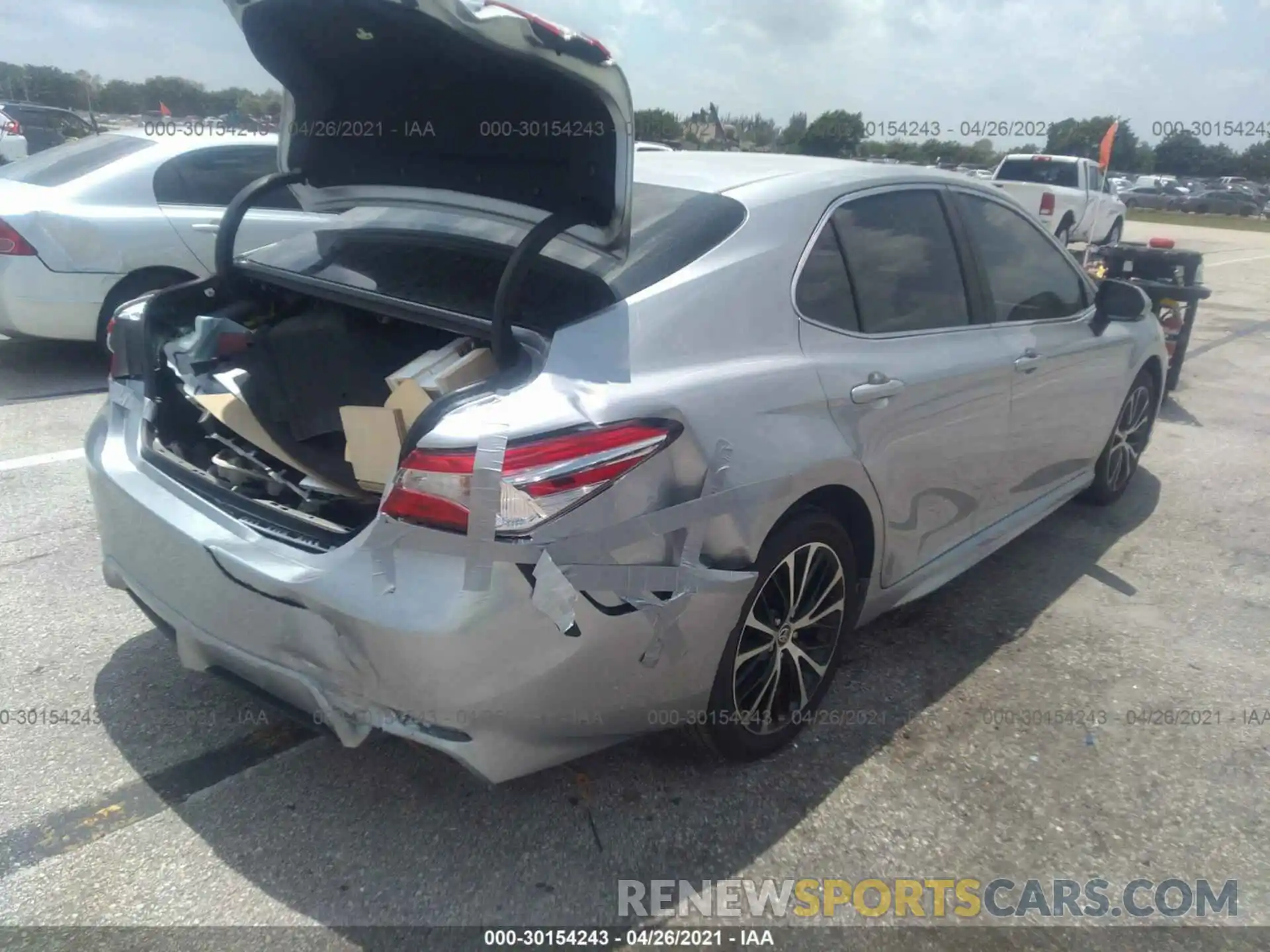 4 Photograph of a damaged car 4T1M11AK6LU505554 TOYOTA CAMRY 2020