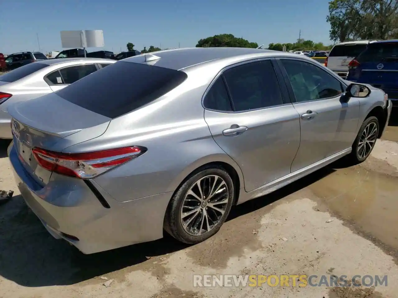 4 Photograph of a damaged car 4T1M11AK6LU871160 TOYOTA CAMRY 2020