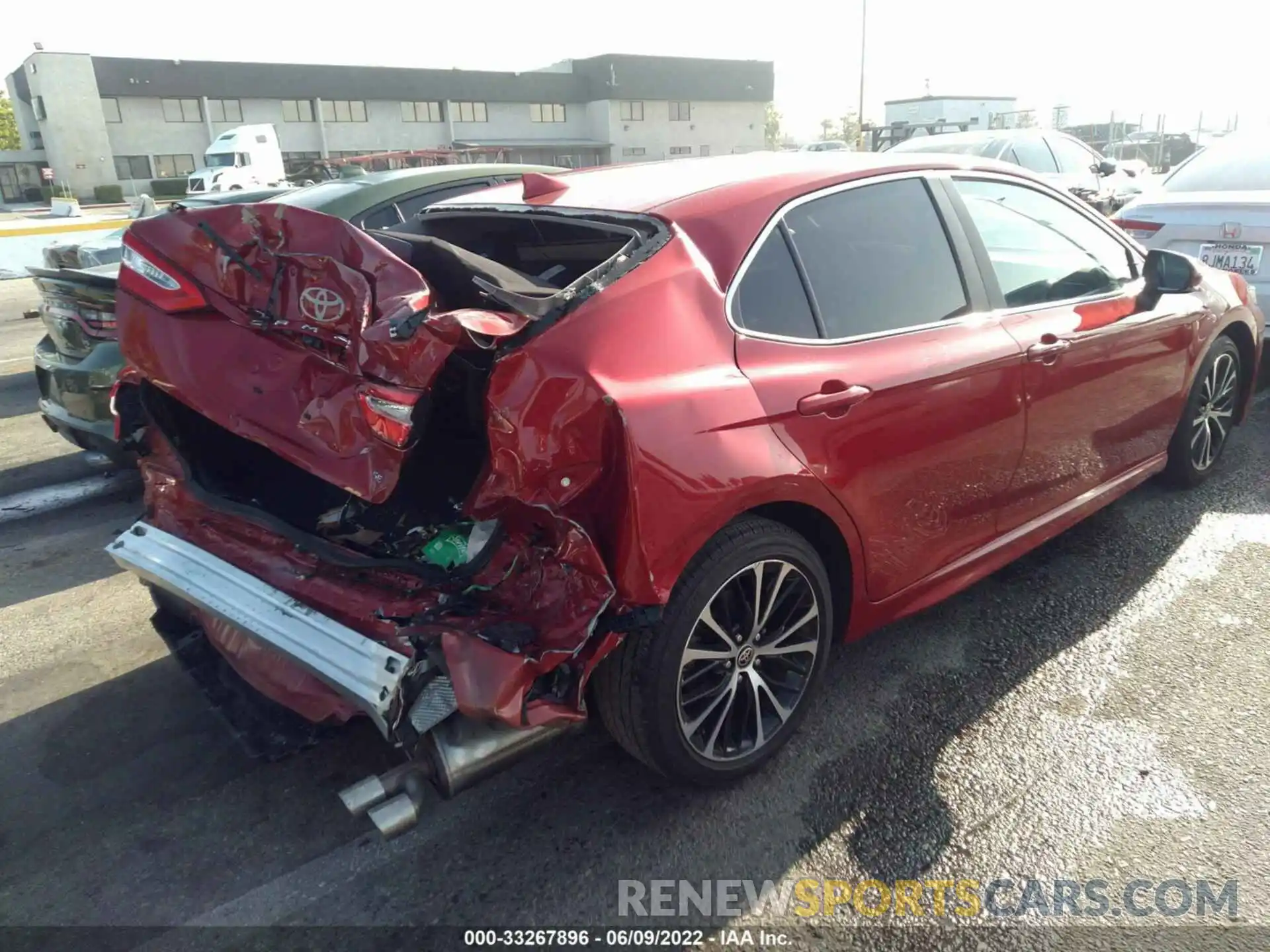 4 Photograph of a damaged car 4T1M11AK7LU381309 TOYOTA CAMRY 2020