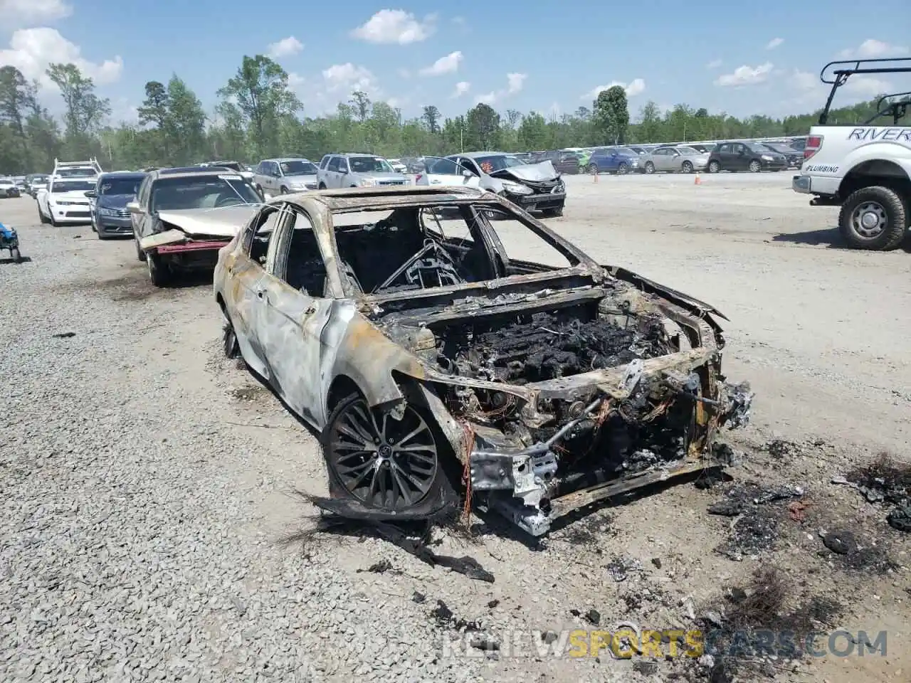 1 Photograph of a damaged car 4T1M11AK8LU323032 TOYOTA CAMRY 2020