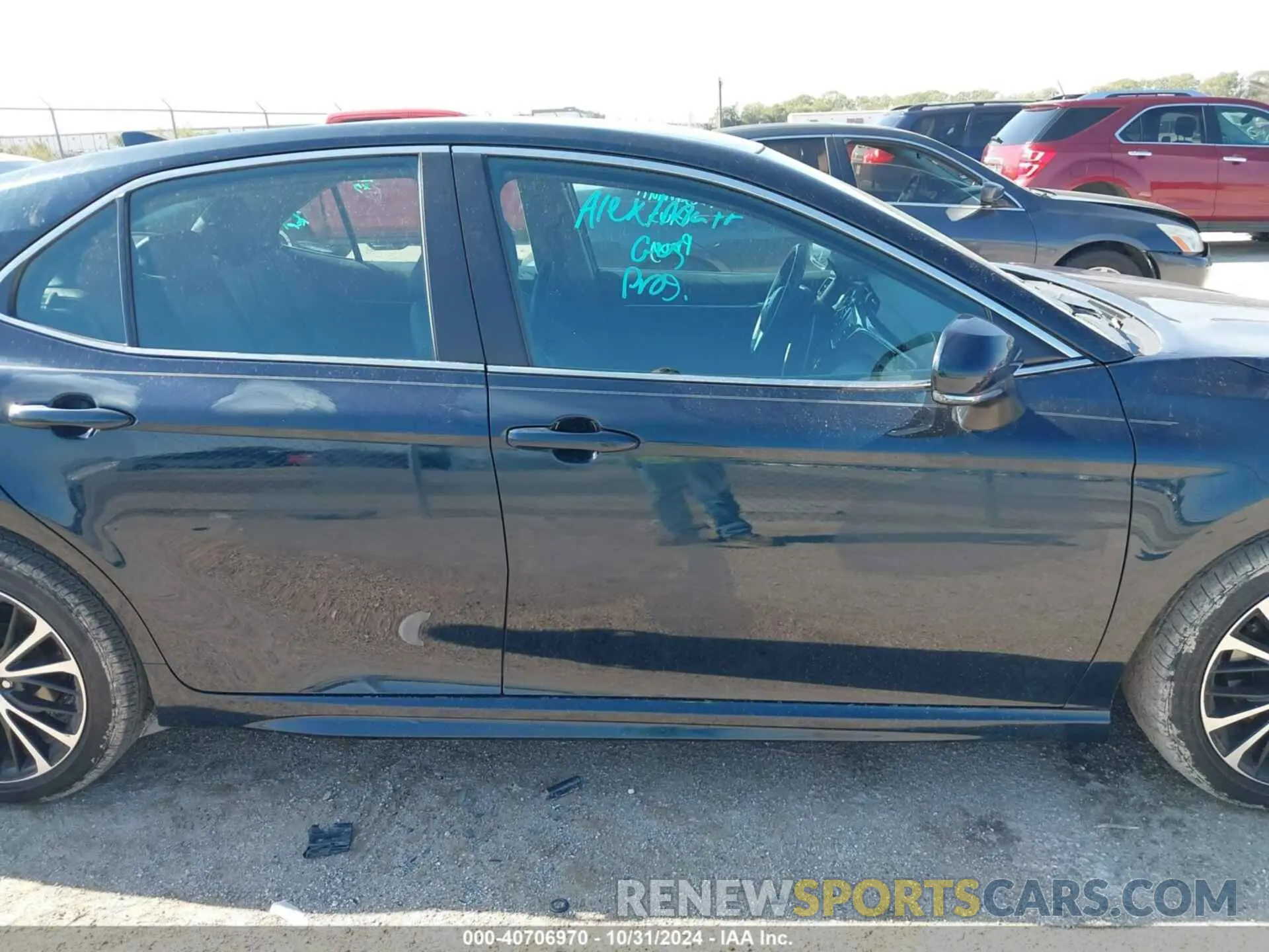 13 Photograph of a damaged car 4T1M11AK8LU388267 TOYOTA CAMRY 2020