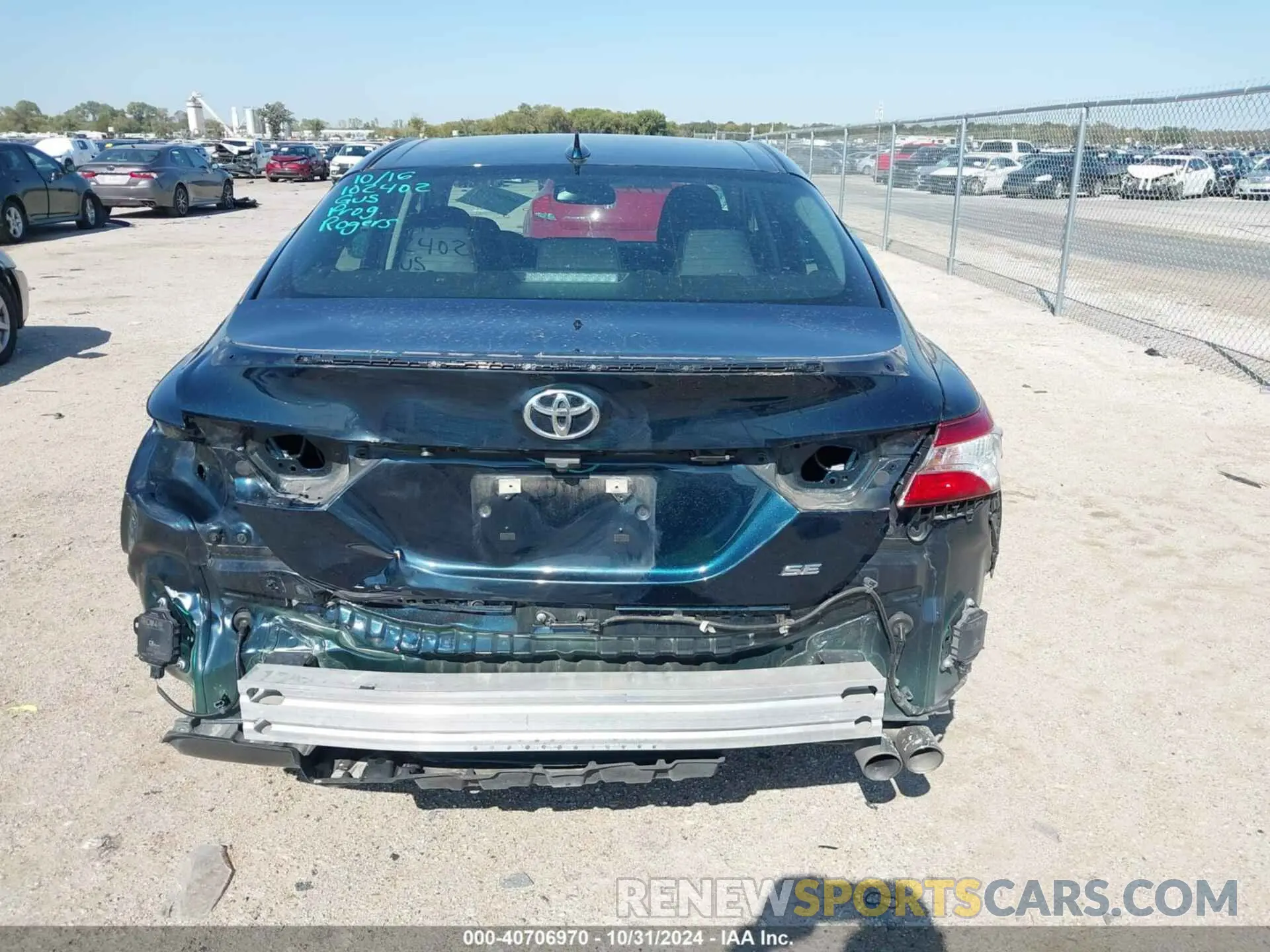 16 Photograph of a damaged car 4T1M11AK8LU388267 TOYOTA CAMRY 2020