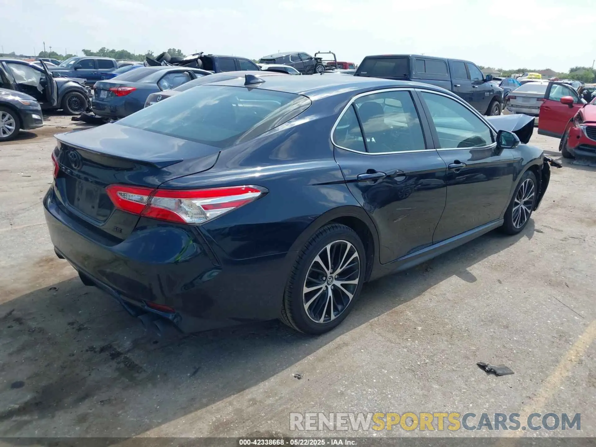 4 Photograph of a damaged car 4T1M11AK8LU913988 TOYOTA CAMRY 2020