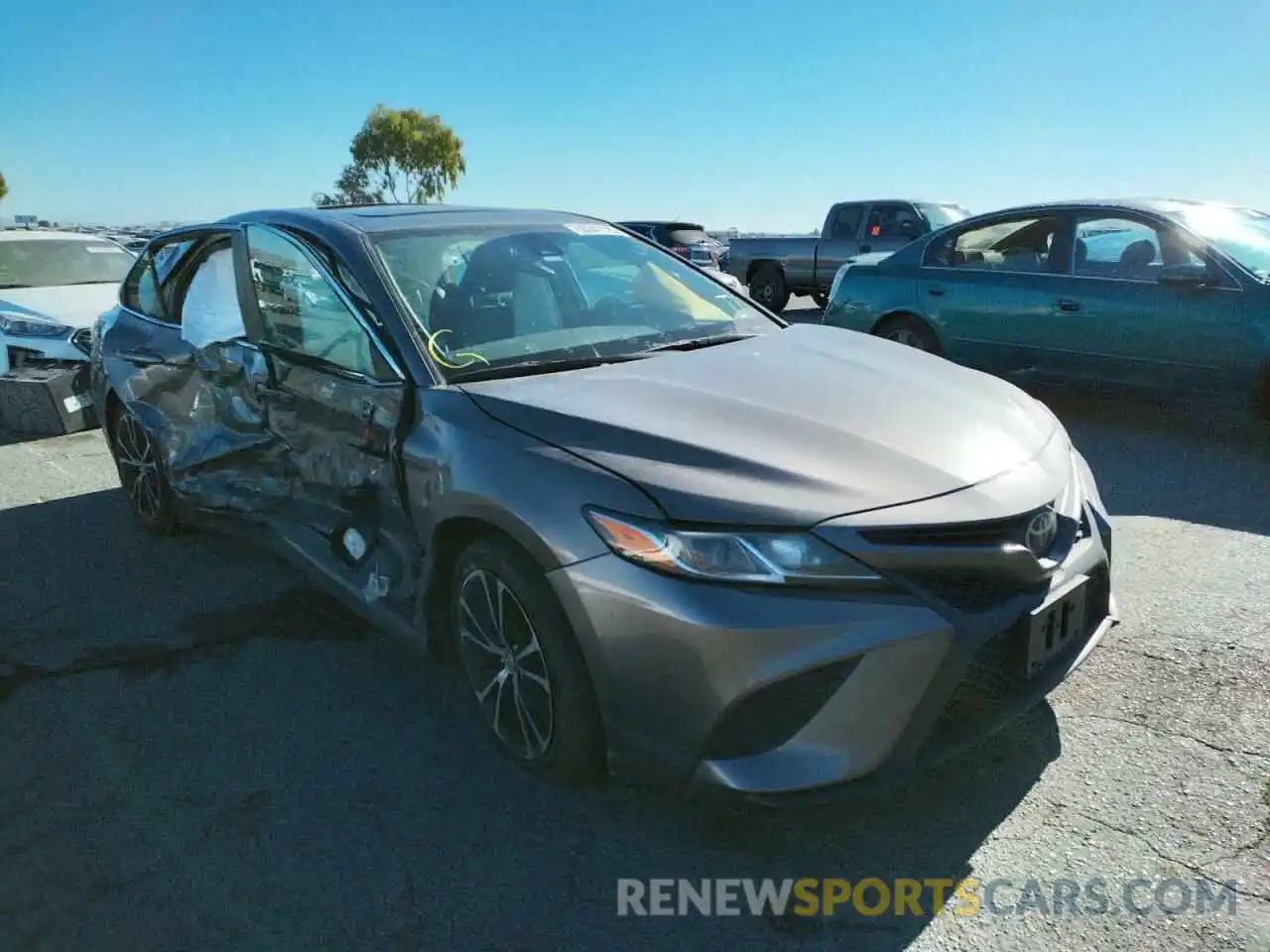 1 Photograph of a damaged car 4T1M11AK8LU921329 TOYOTA CAMRY 2020