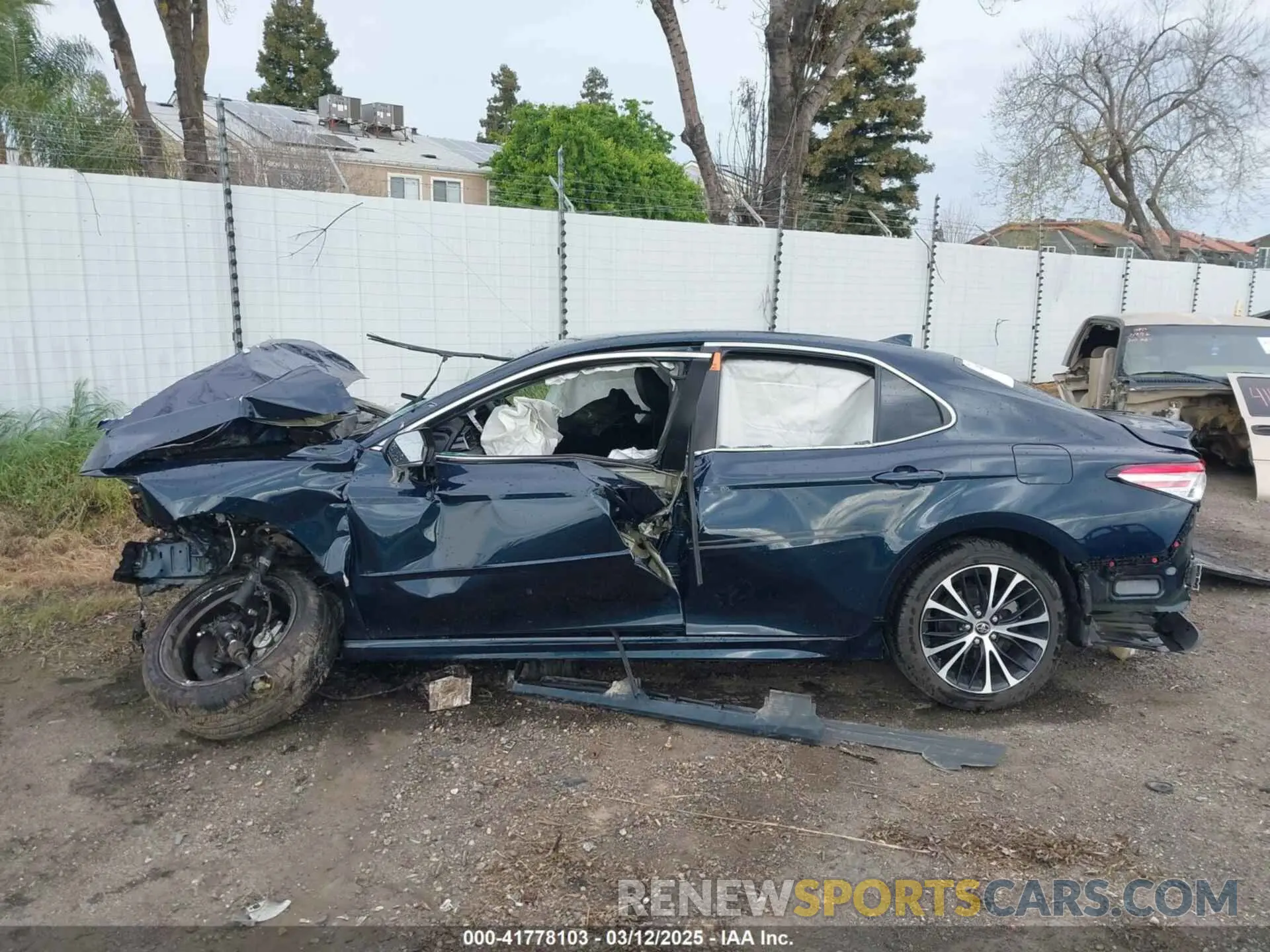 14 Photograph of a damaged car 4T1M11AK8LU937109 TOYOTA CAMRY 2020
