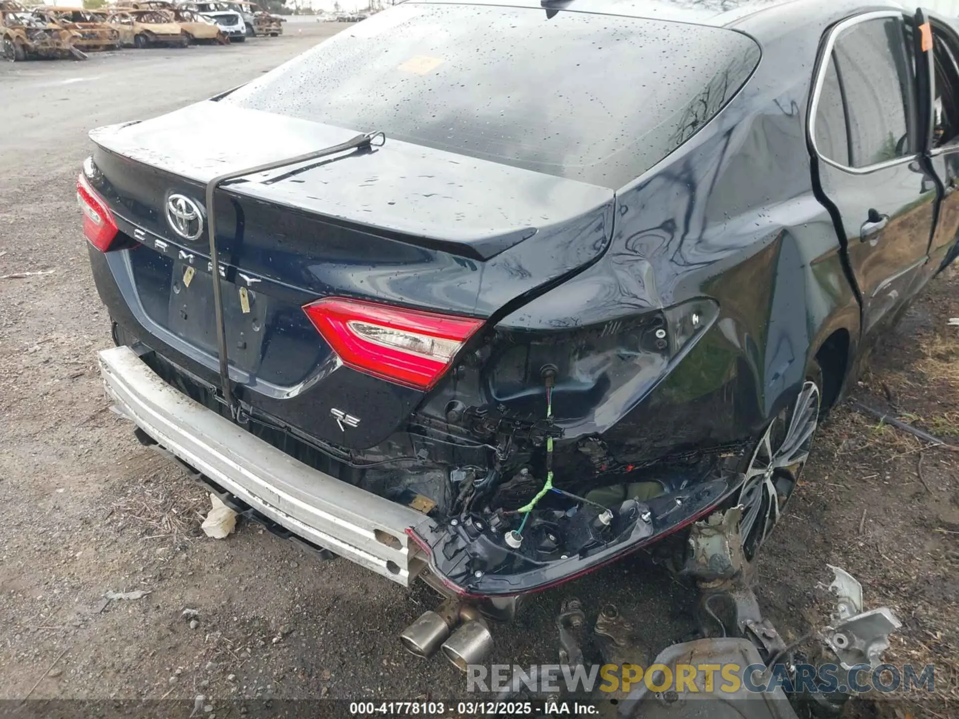 18 Photograph of a damaged car 4T1M11AK8LU937109 TOYOTA CAMRY 2020