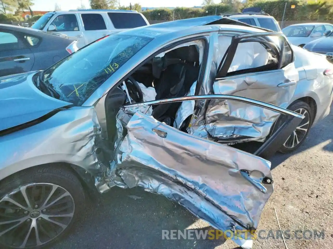 9 Photograph of a damaged car 4T1M11AK8LU985208 TOYOTA CAMRY 2020