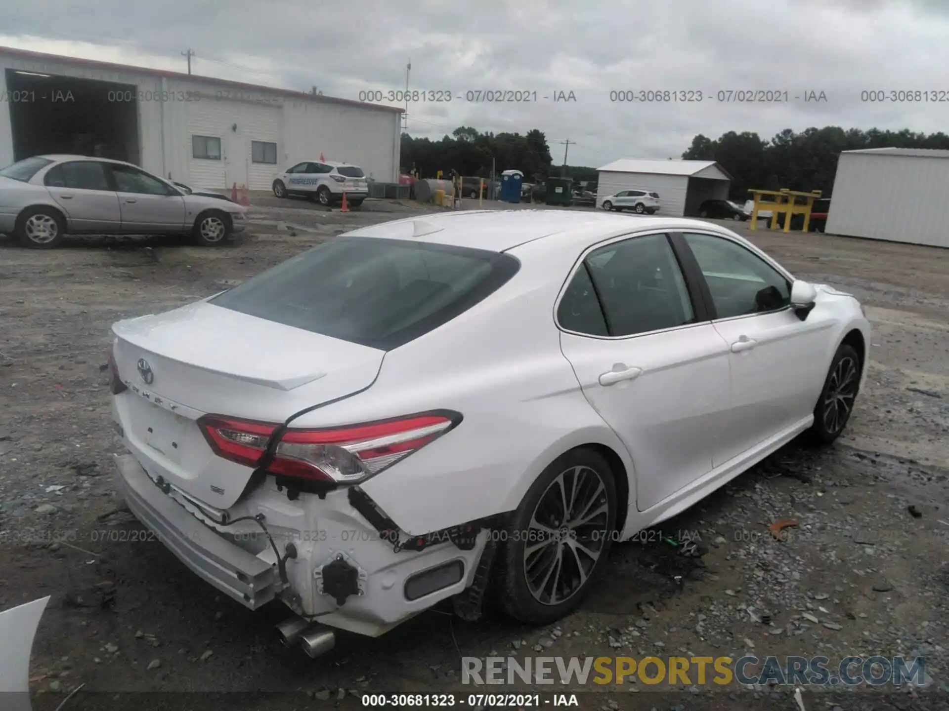 4 Photograph of a damaged car 4T1M11AK9LU401561 TOYOTA CAMRY 2020