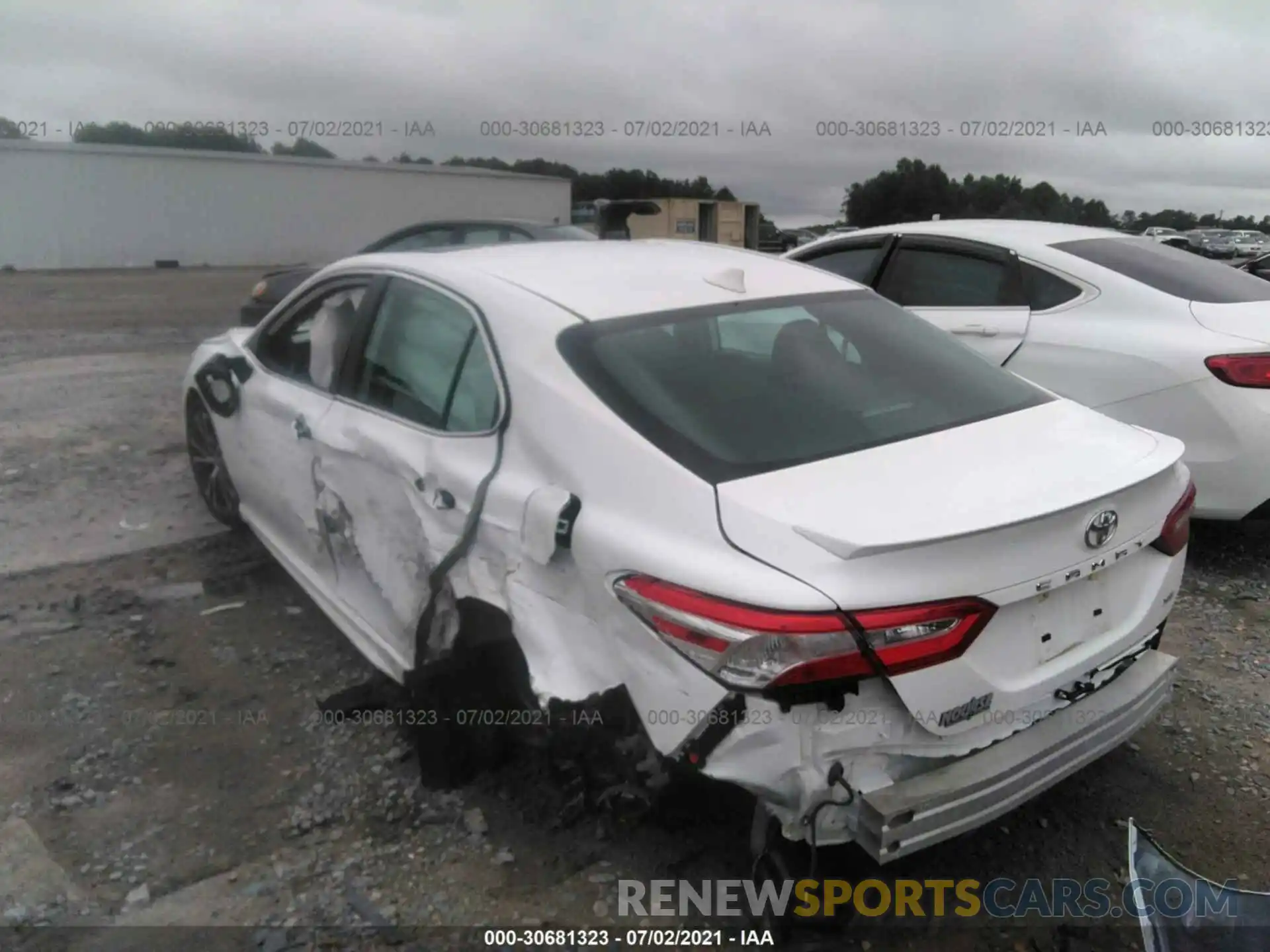 6 Photograph of a damaged car 4T1M11AK9LU401561 TOYOTA CAMRY 2020