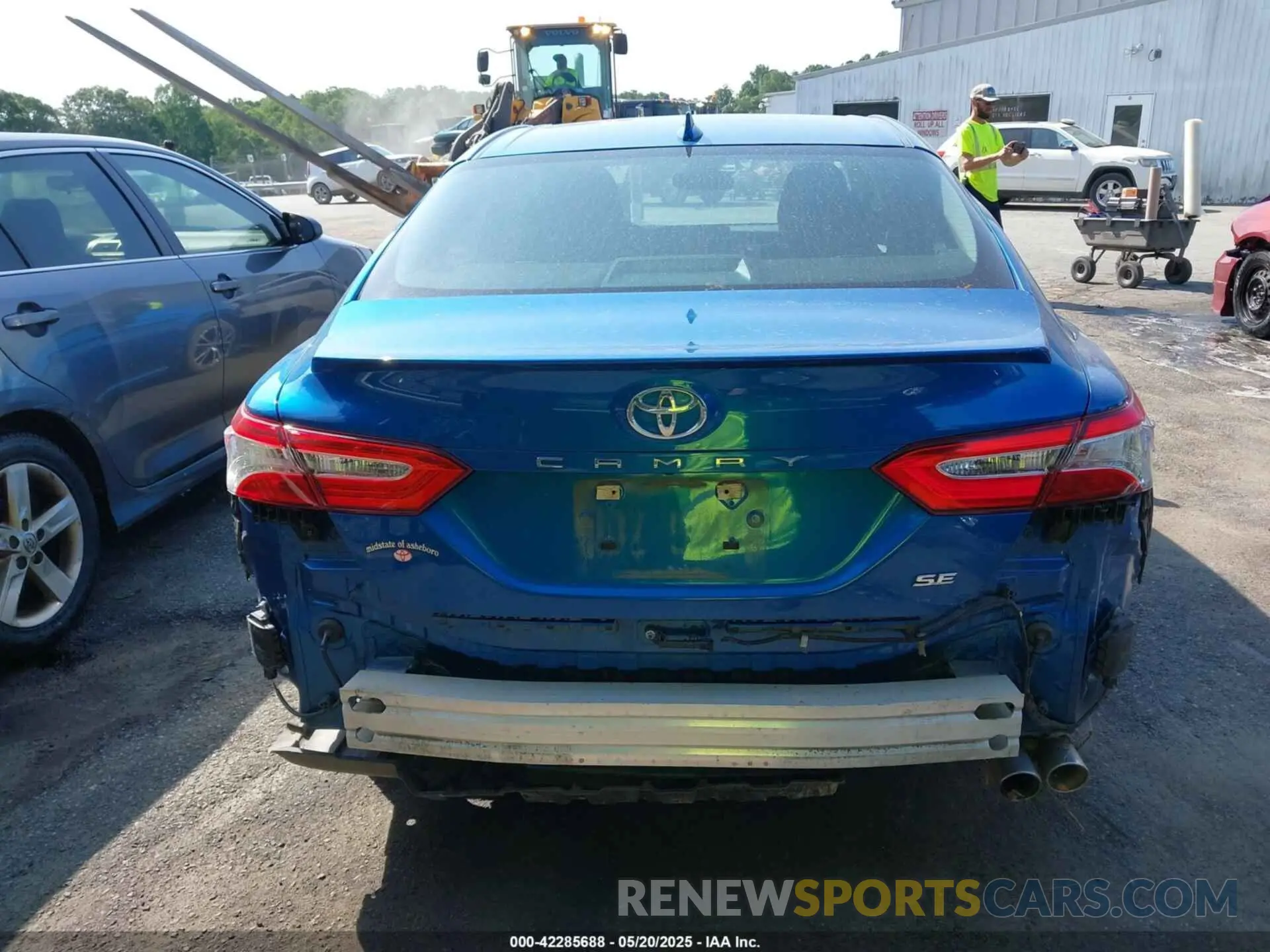 16 Photograph of a damaged car 4T1M11AKXLU394541 TOYOTA CAMRY 2020