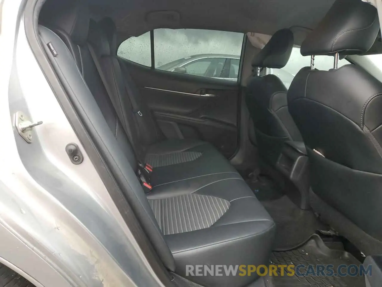 10 Photograph of a damaged car 4T1M11AKXLU907304 TOYOTA CAMRY 2020