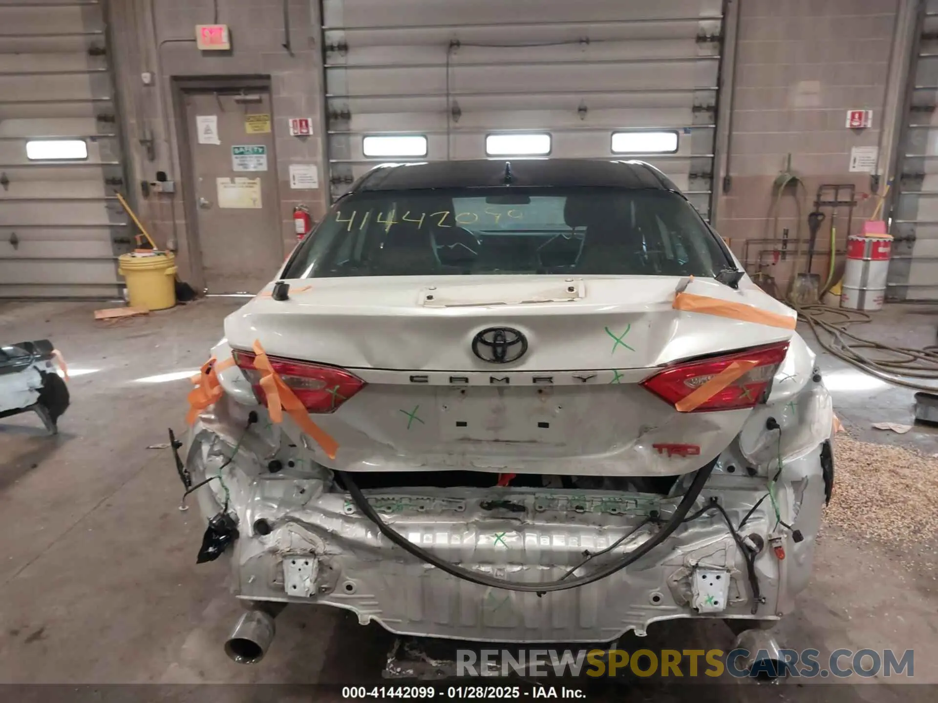 17 Photograph of a damaged car 4T1NZ1AK7LU040442 TOYOTA CAMRY 2020