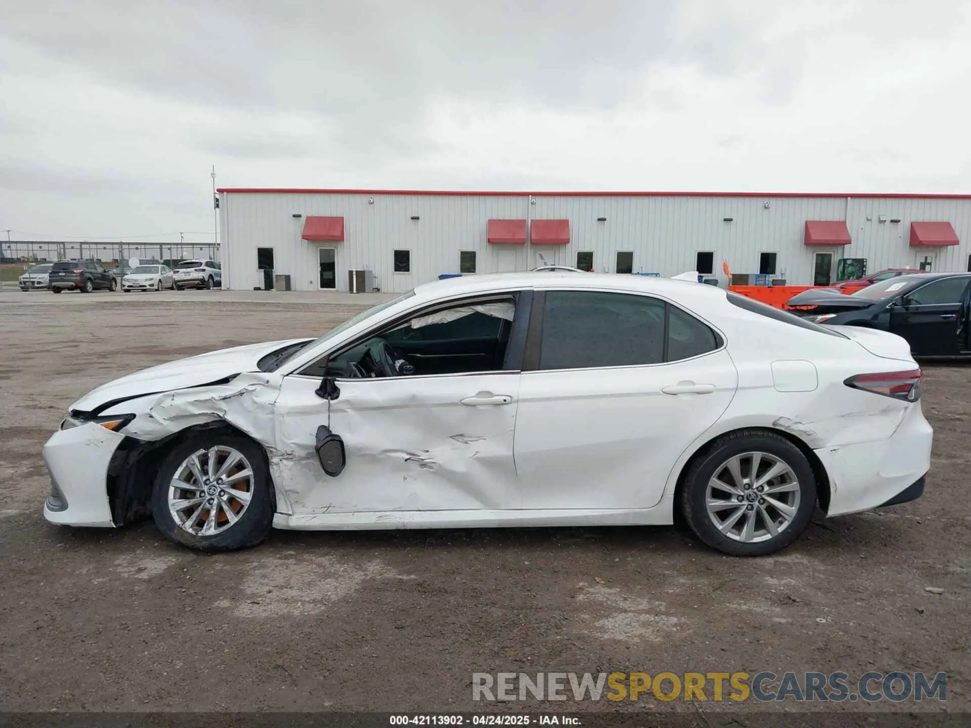 14 Photograph of a damaged car 4T1C11AK1MU557526 TOYOTA CAMRY 2021