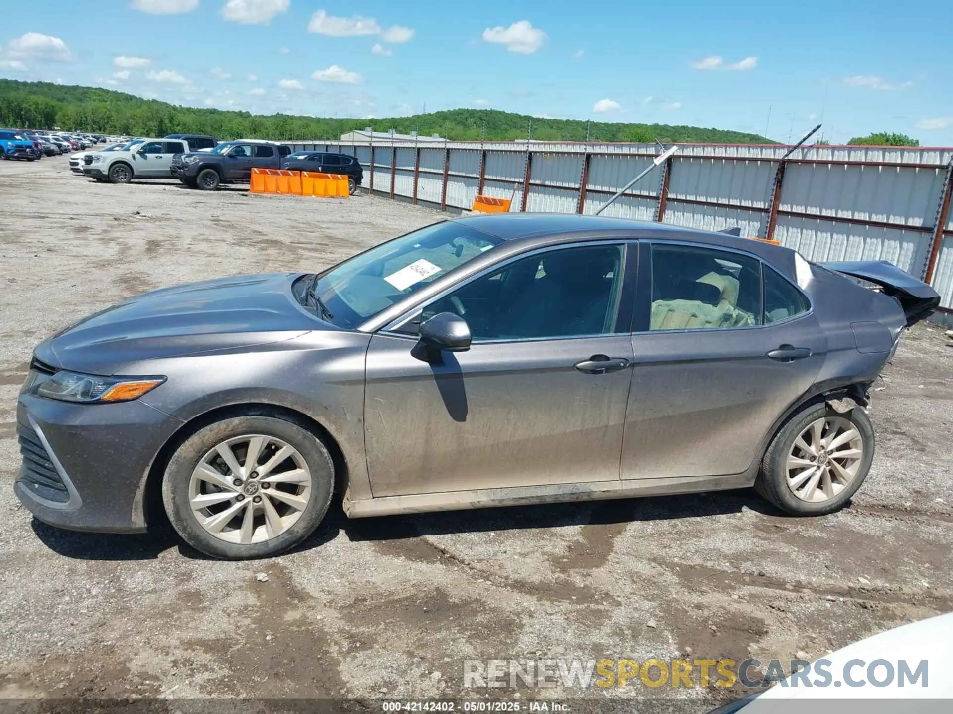 14 Photograph of a damaged car 4T1C11AK4MU583165 TOYOTA CAMRY 2021