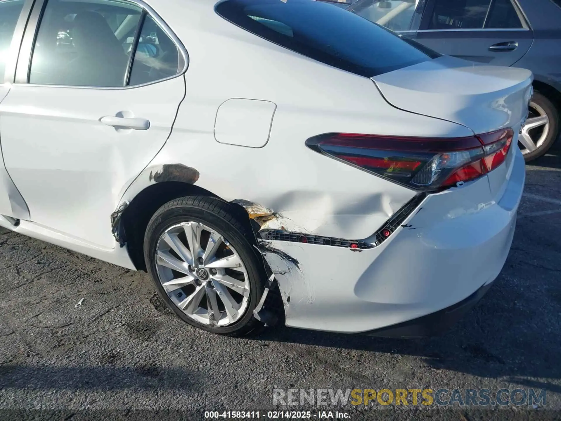 17 Photograph of a damaged car 4T1C11AK6MU589470 TOYOTA CAMRY 2021