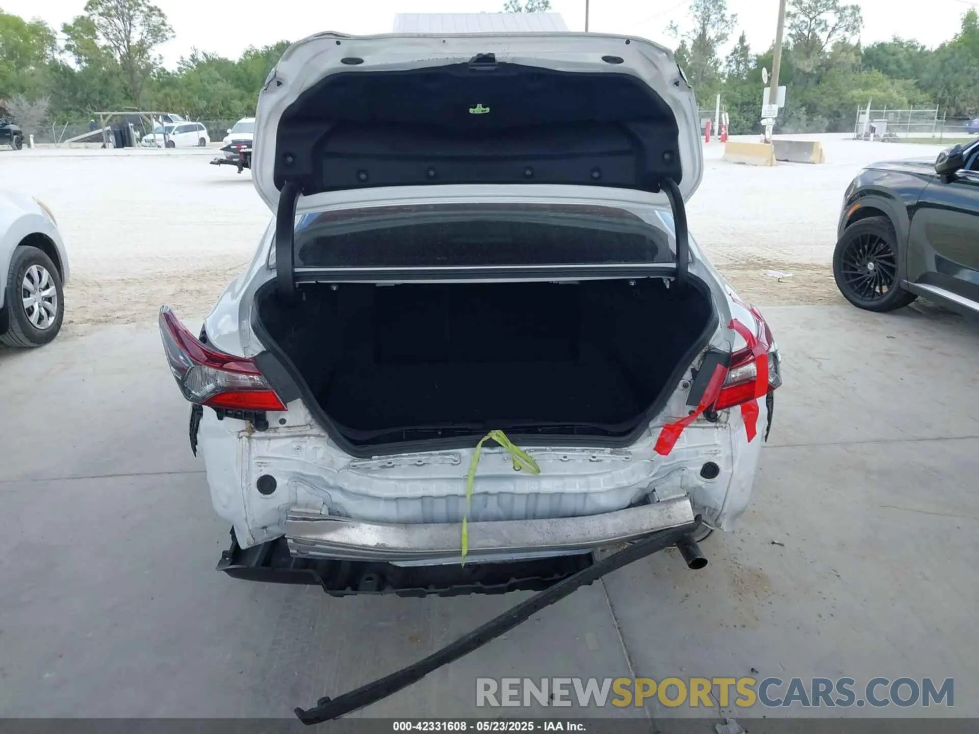 17 Photograph of a damaged car 4T1C11AK9MU584845 TOYOTA CAMRY 2021