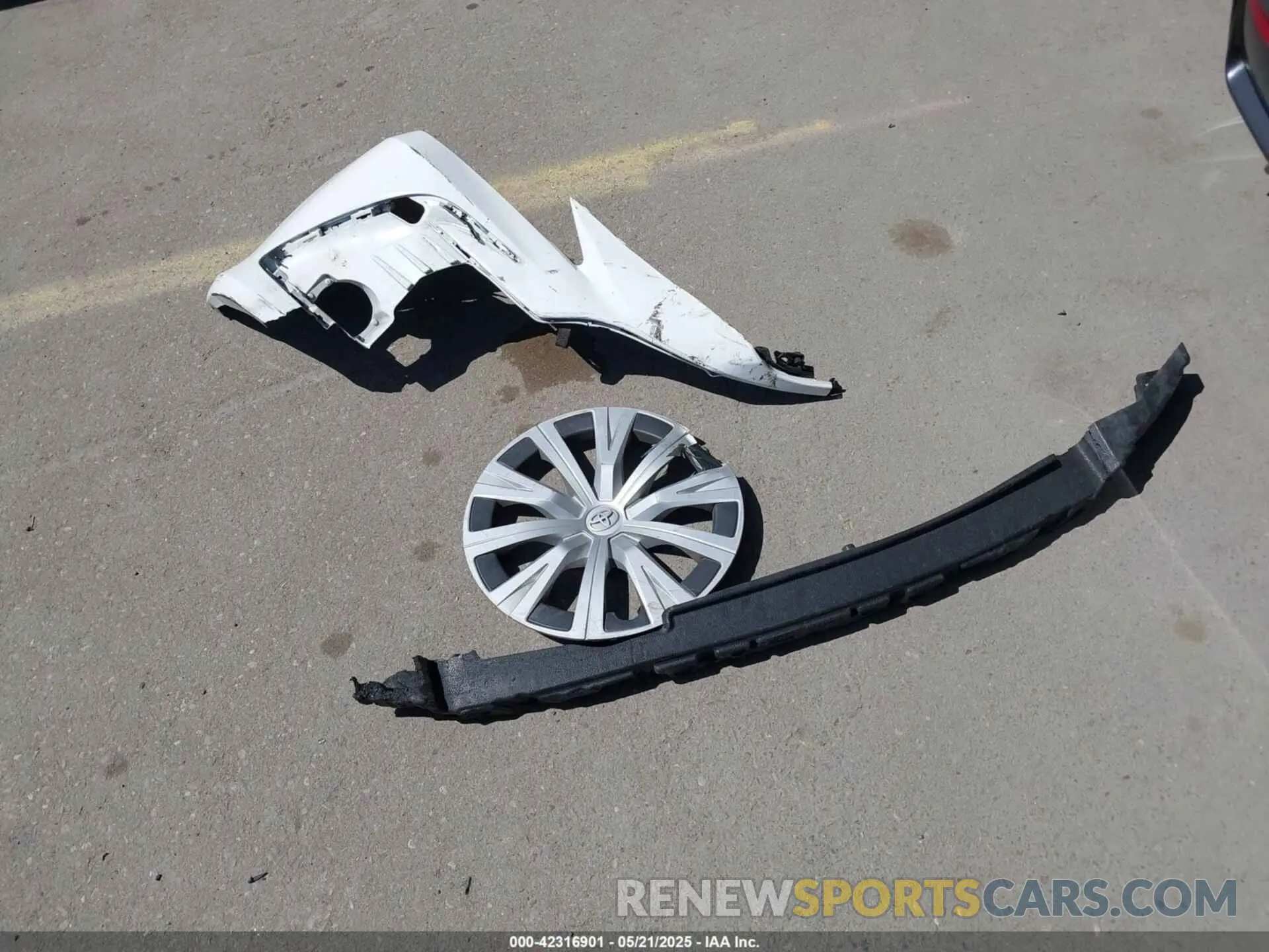 12 Photograph of a damaged car 4T1C31AK2MU024255 TOYOTA CAMRY 2021