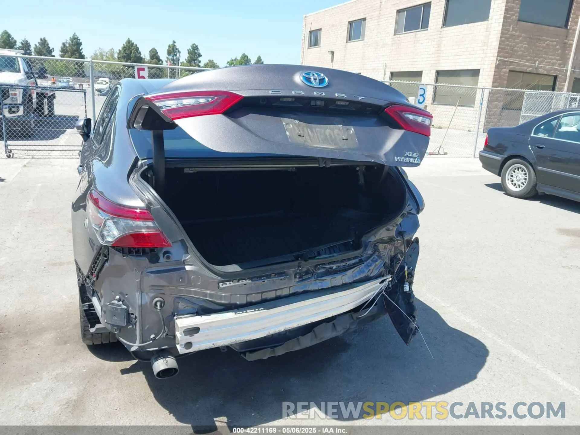 17 Photograph of a damaged car 4T1F31AK9MU560049 TOYOTA CAMRY 2021