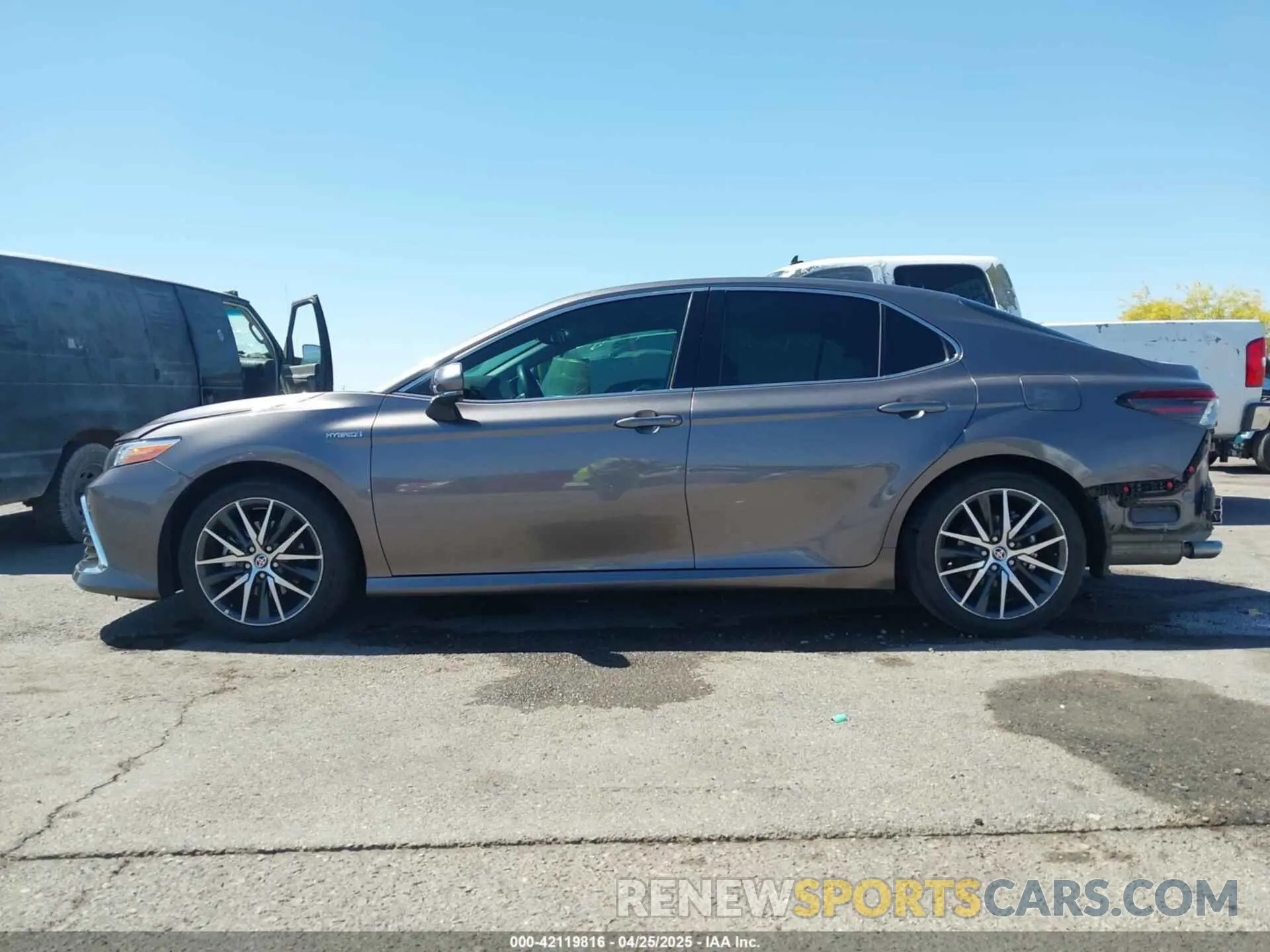 15 Photograph of a damaged car 4T1F31AKXMU565647 TOYOTA CAMRY 2021