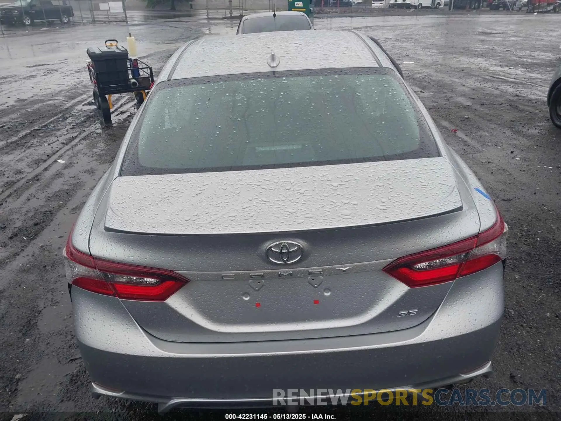 17 Photograph of a damaged car 4T1G11AK0MU425990 TOYOTA CAMRY 2021