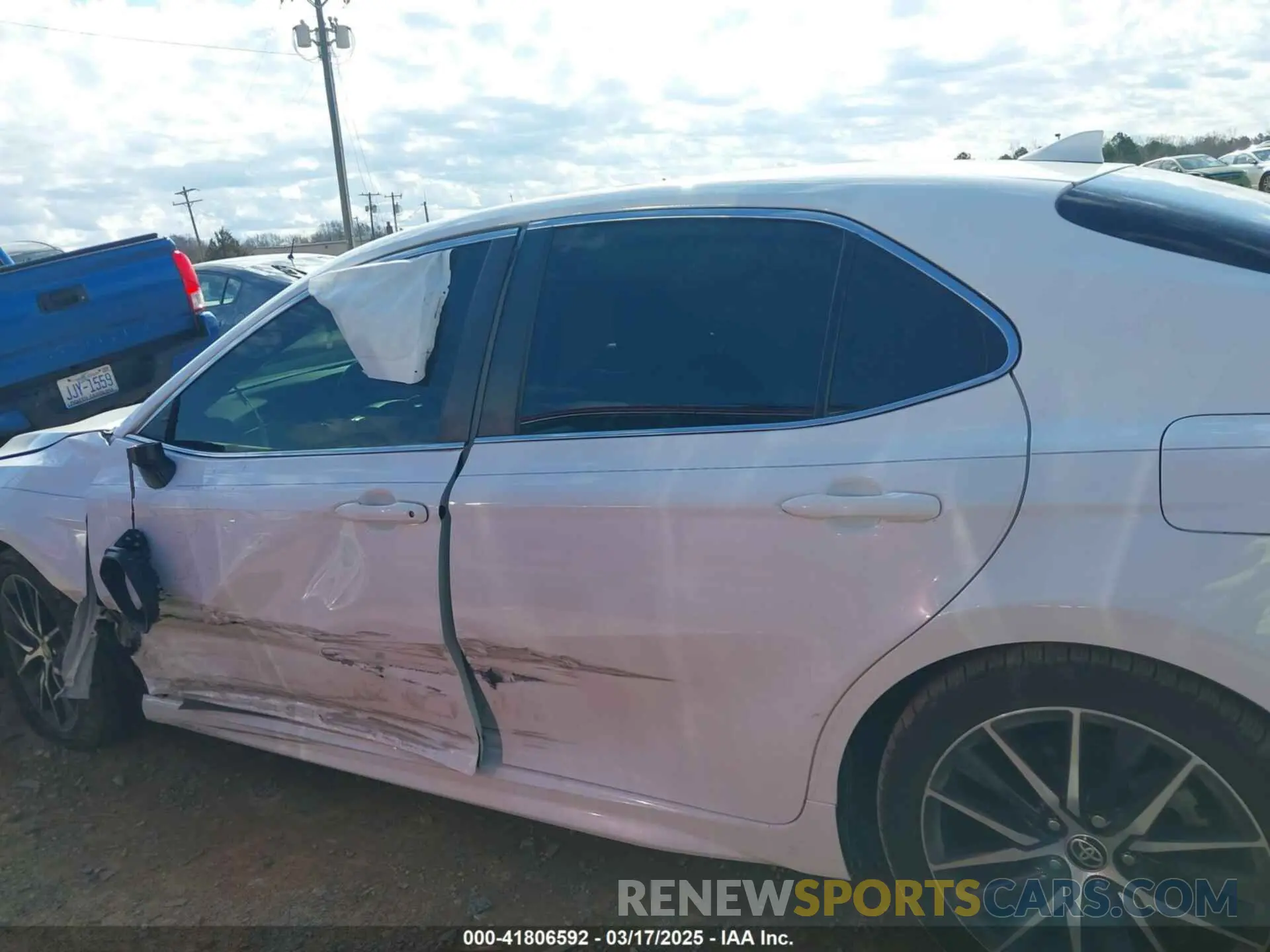 14 Photograph of a damaged car 4T1G11AK3MU513464 TOYOTA CAMRY 2021