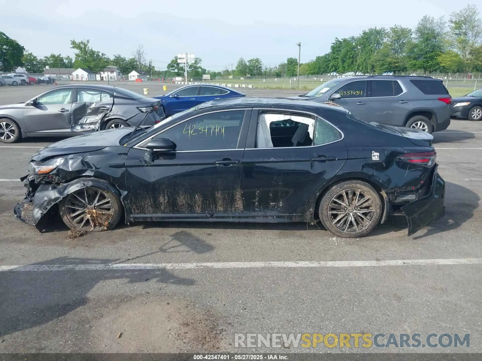 14 Photograph of a damaged car 4T1G11AK5MU538852 TOYOTA CAMRY 2021