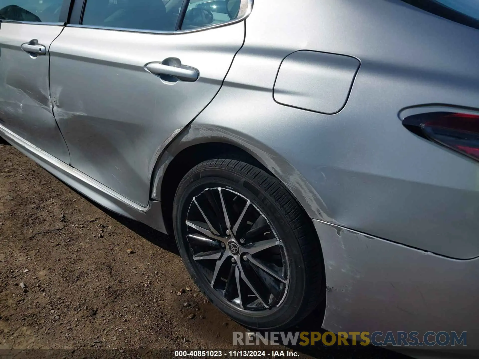 17 Photograph of a damaged car 4T1G11AK5MU586044 TOYOTA CAMRY 2021